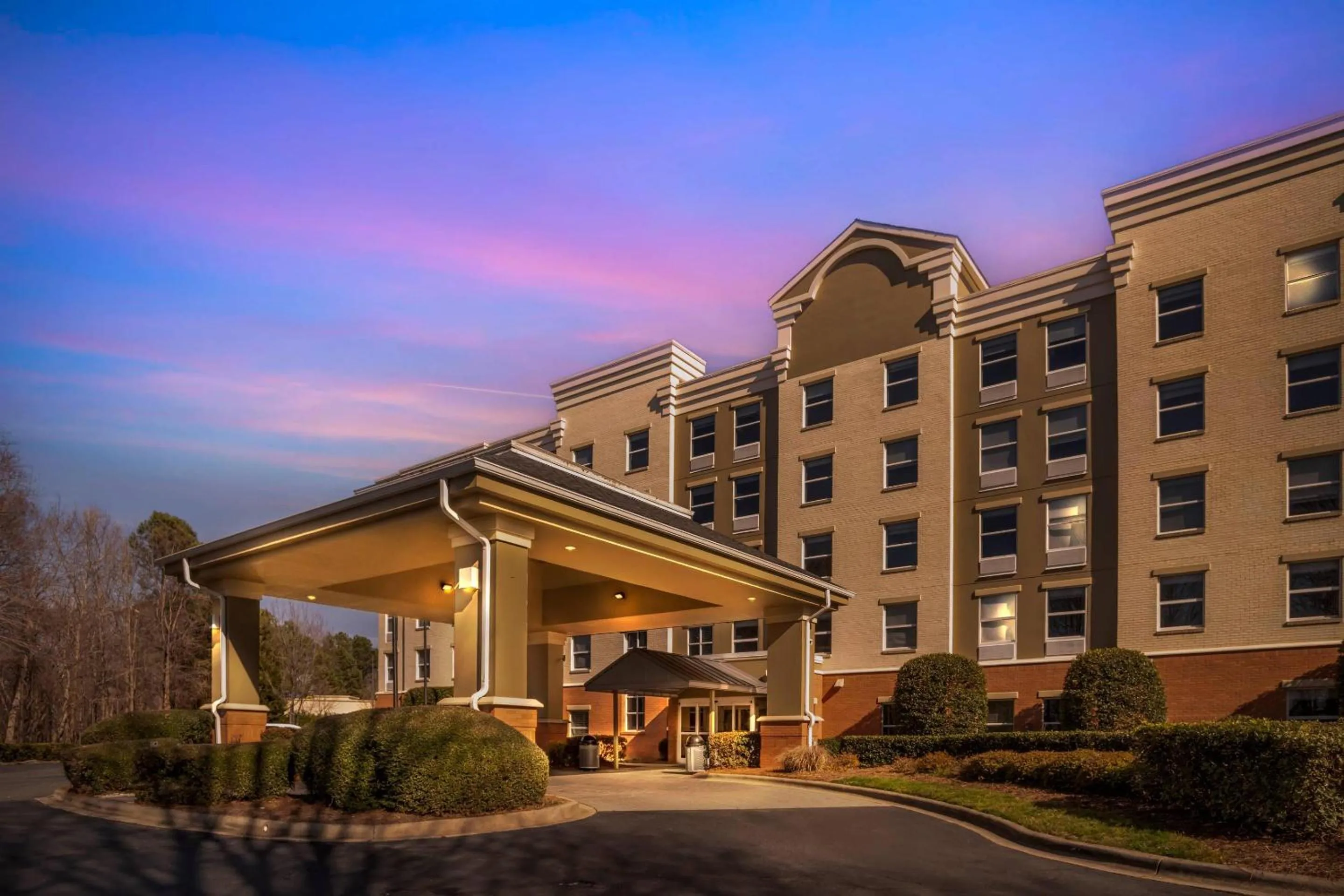 Property building in Comfort Suites near Birkdale Village- Huntersville