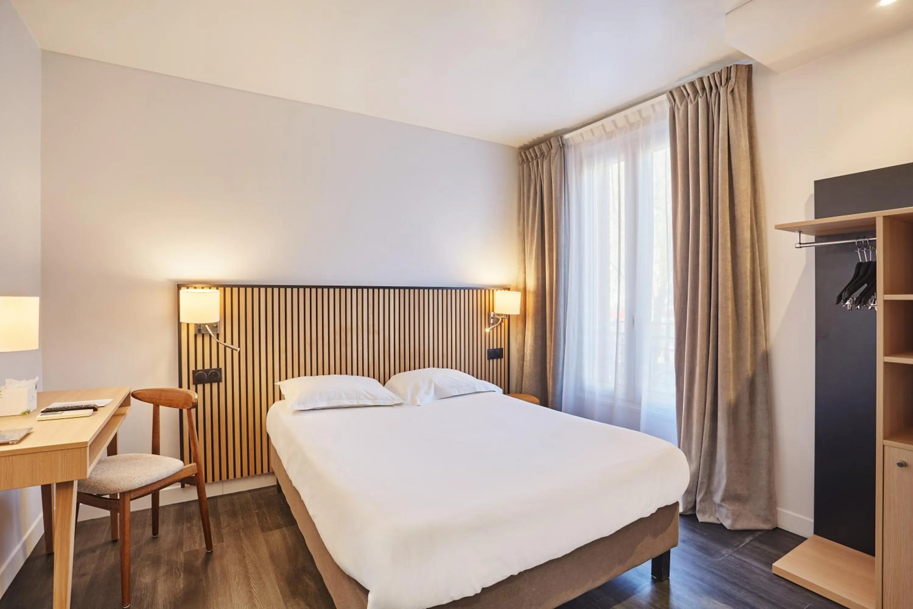 Bed in Hotel Gabriel Issy Paris