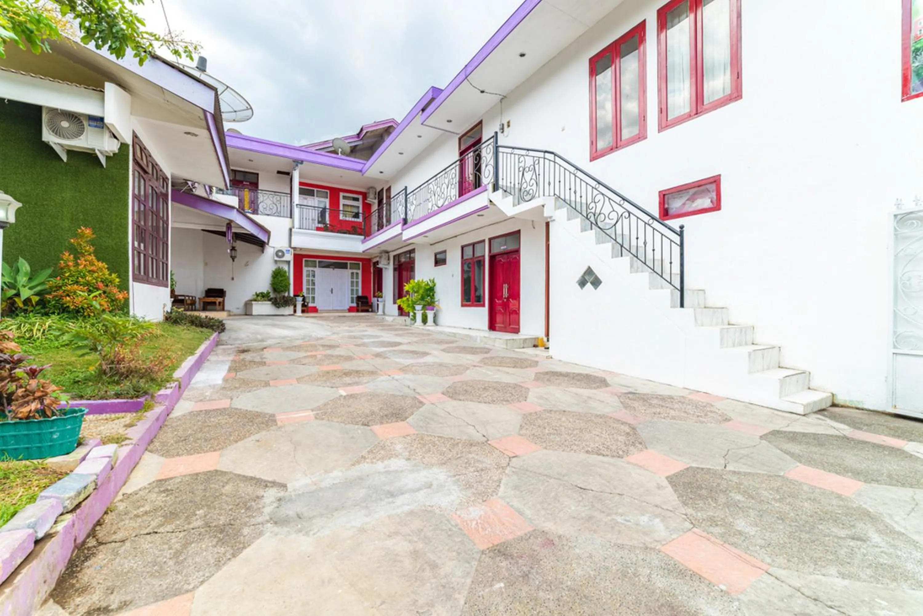 Facade/entrance in RedDoorz Syariah near Balai Kota Batu