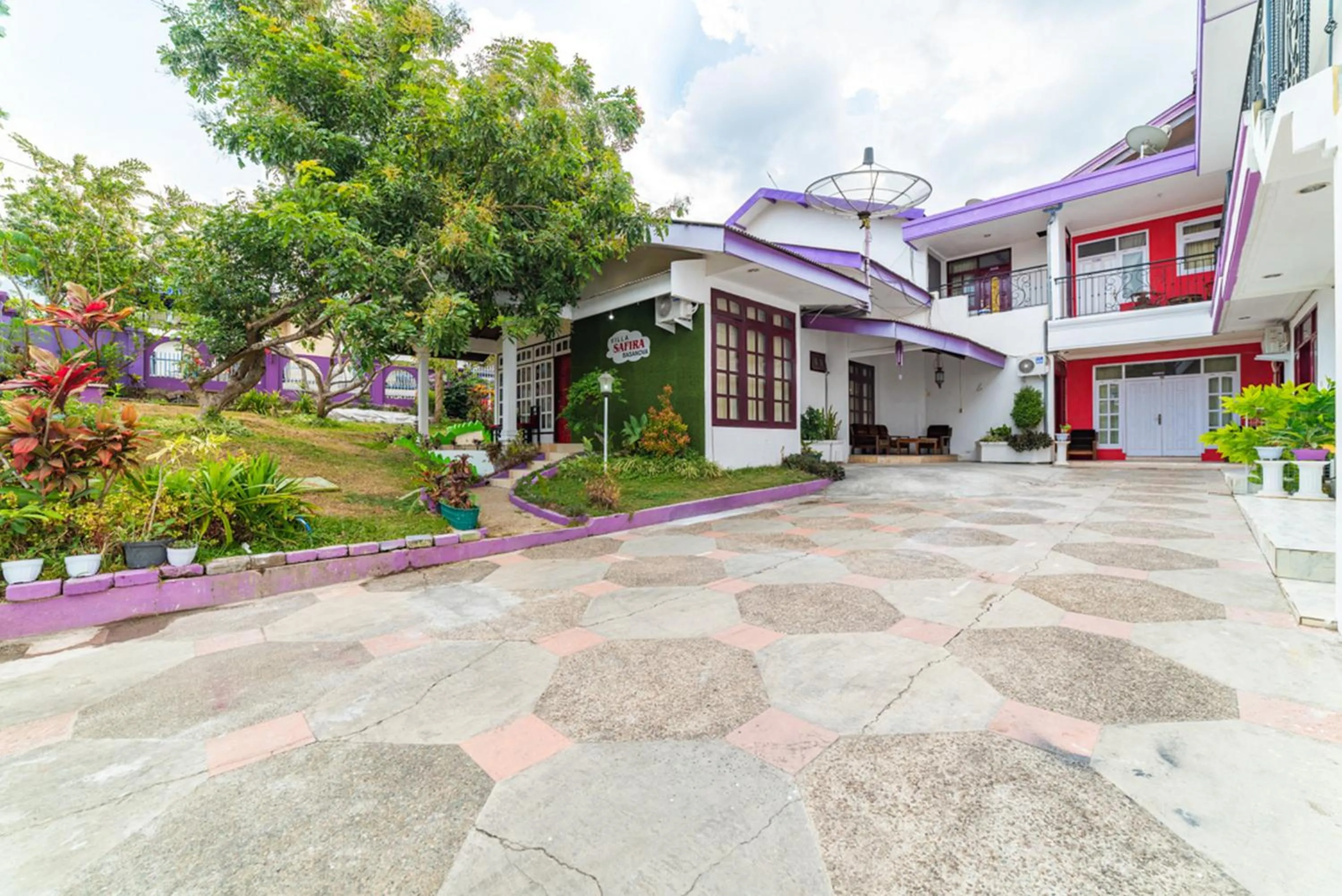 Facade/entrance in RedDoorz Syariah near Balai Kota Batu