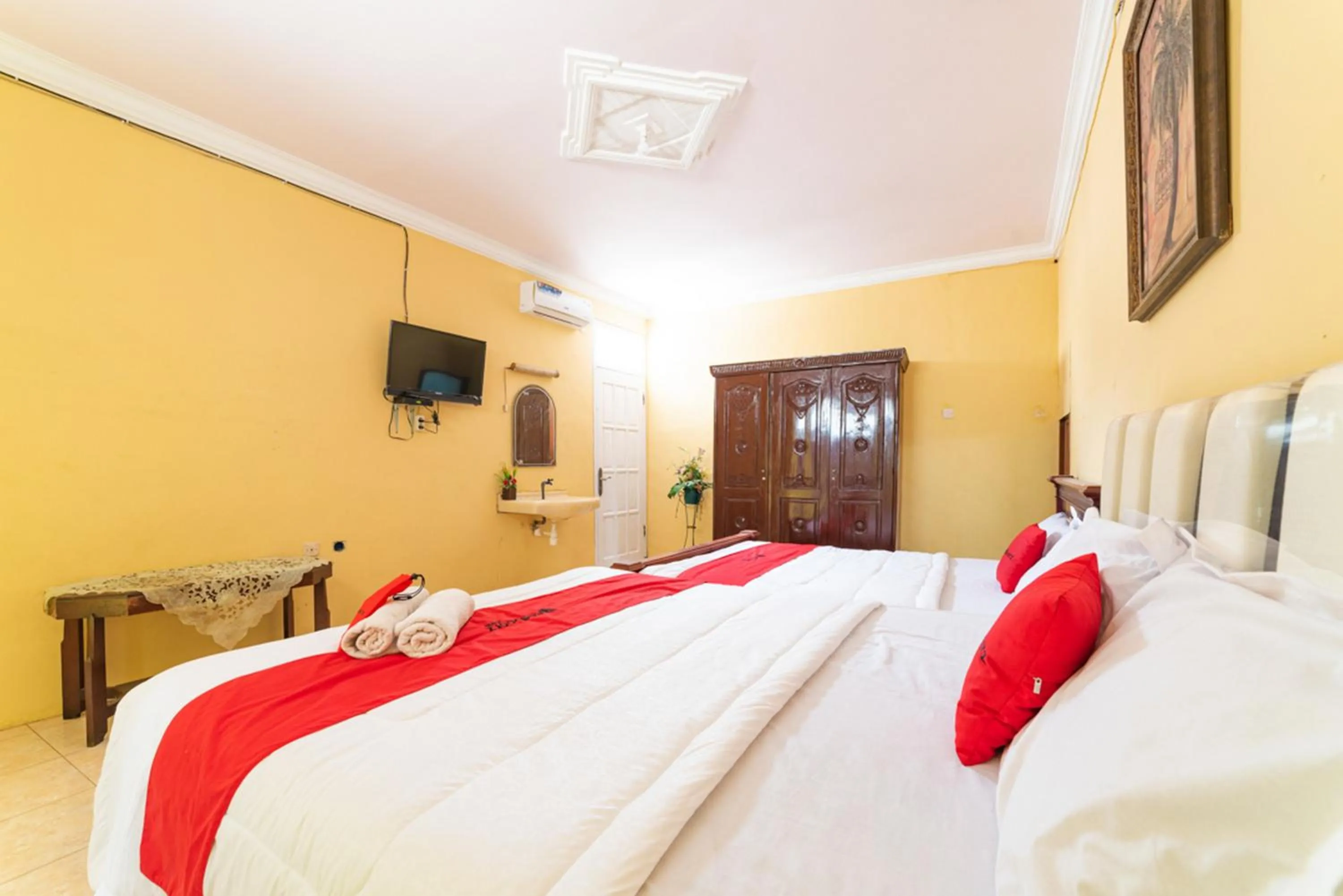 Bedroom, Bed in RedDoorz Syariah near Balai Kota Batu