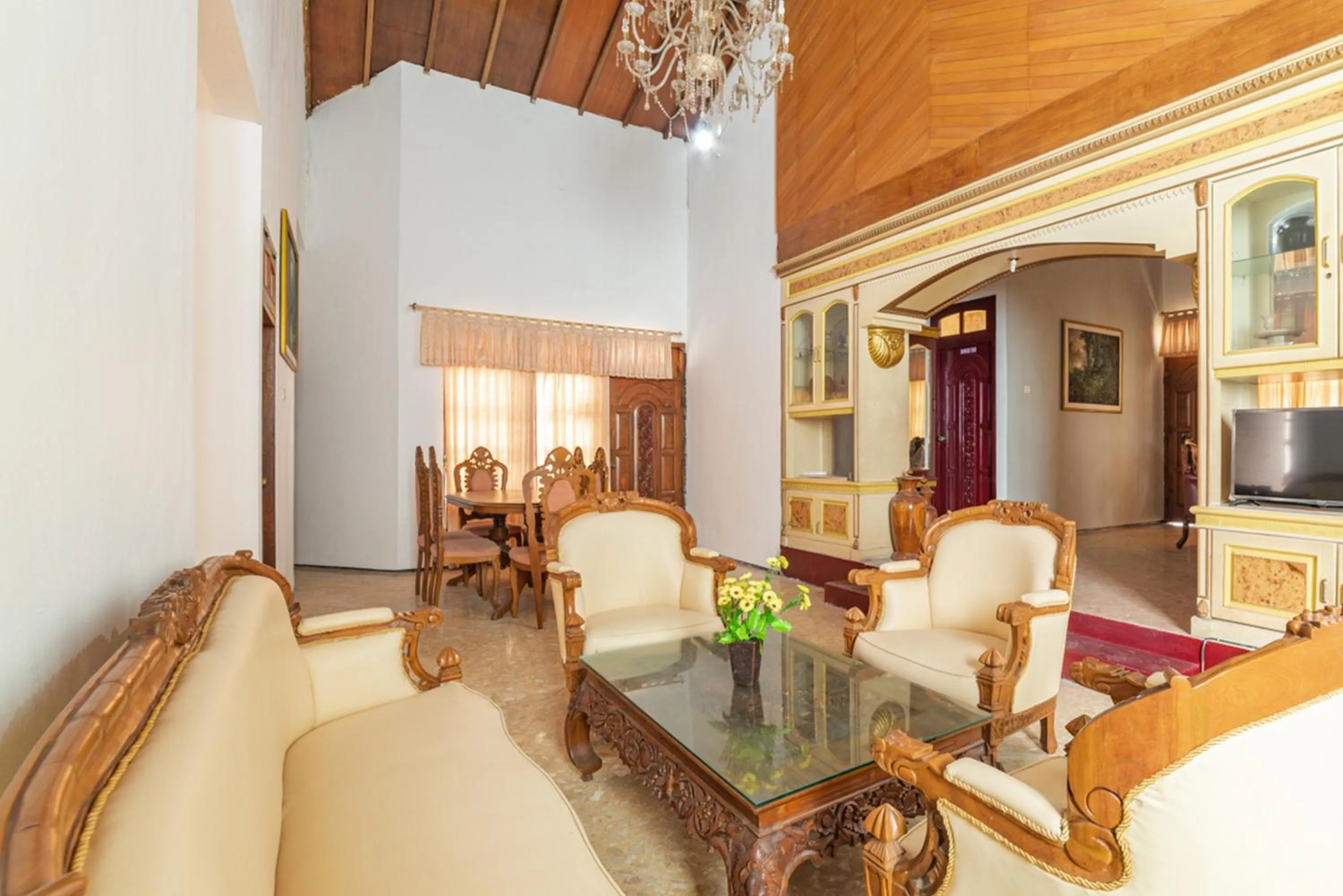 Seating area in RedDoorz Syariah near Balai Kota Batu