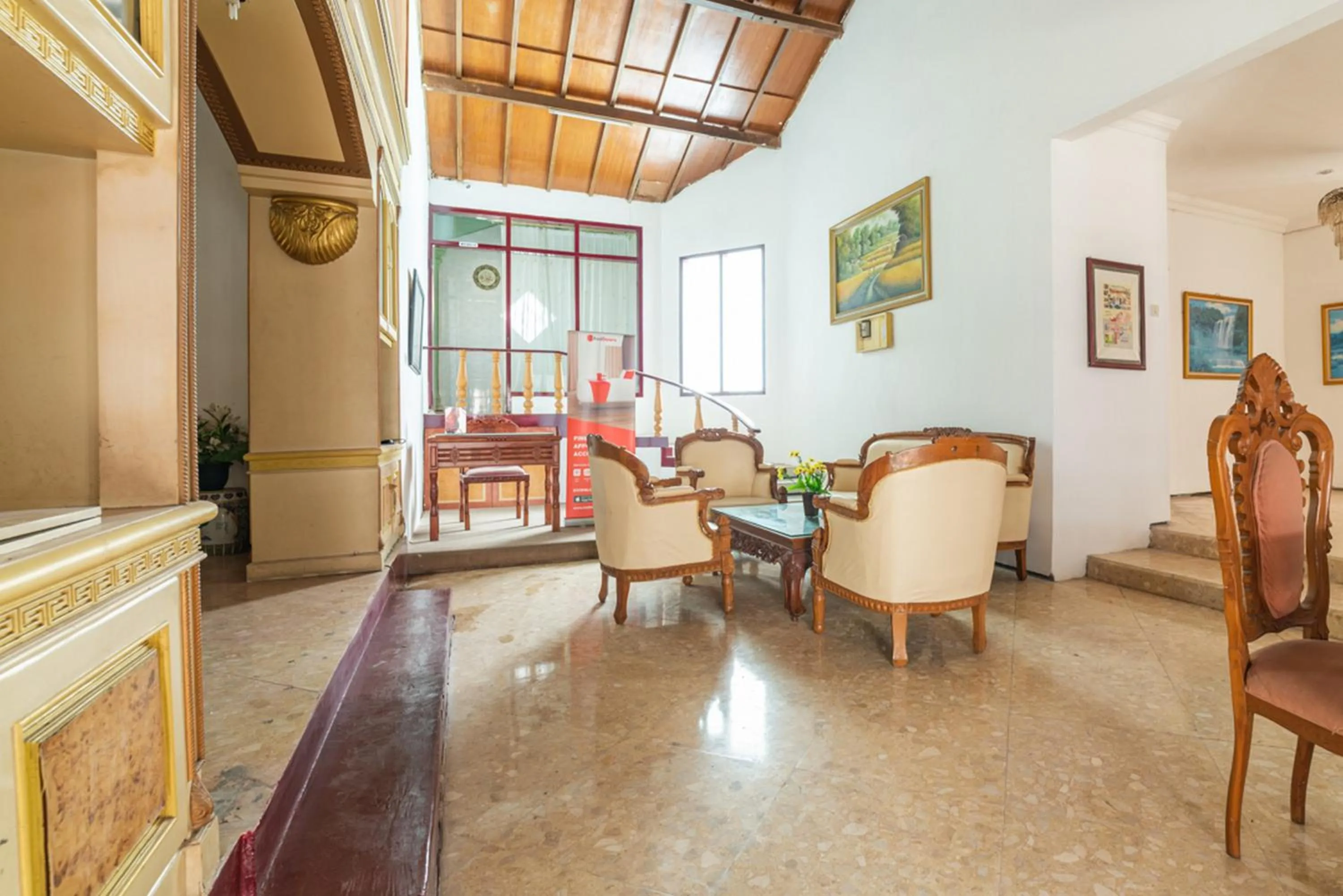 Seating area in RedDoorz Syariah near Balai Kota Batu