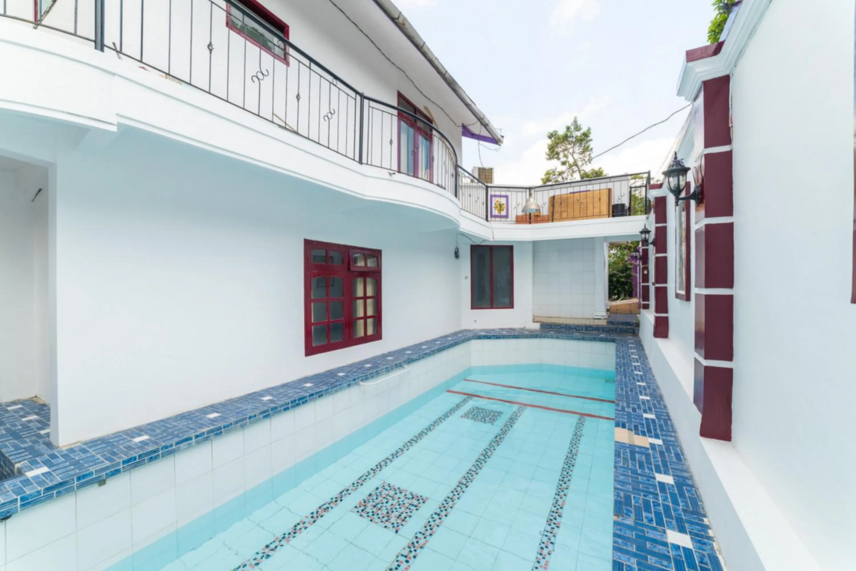Swimming pool in RedDoorz Syariah near Balai Kota Batu