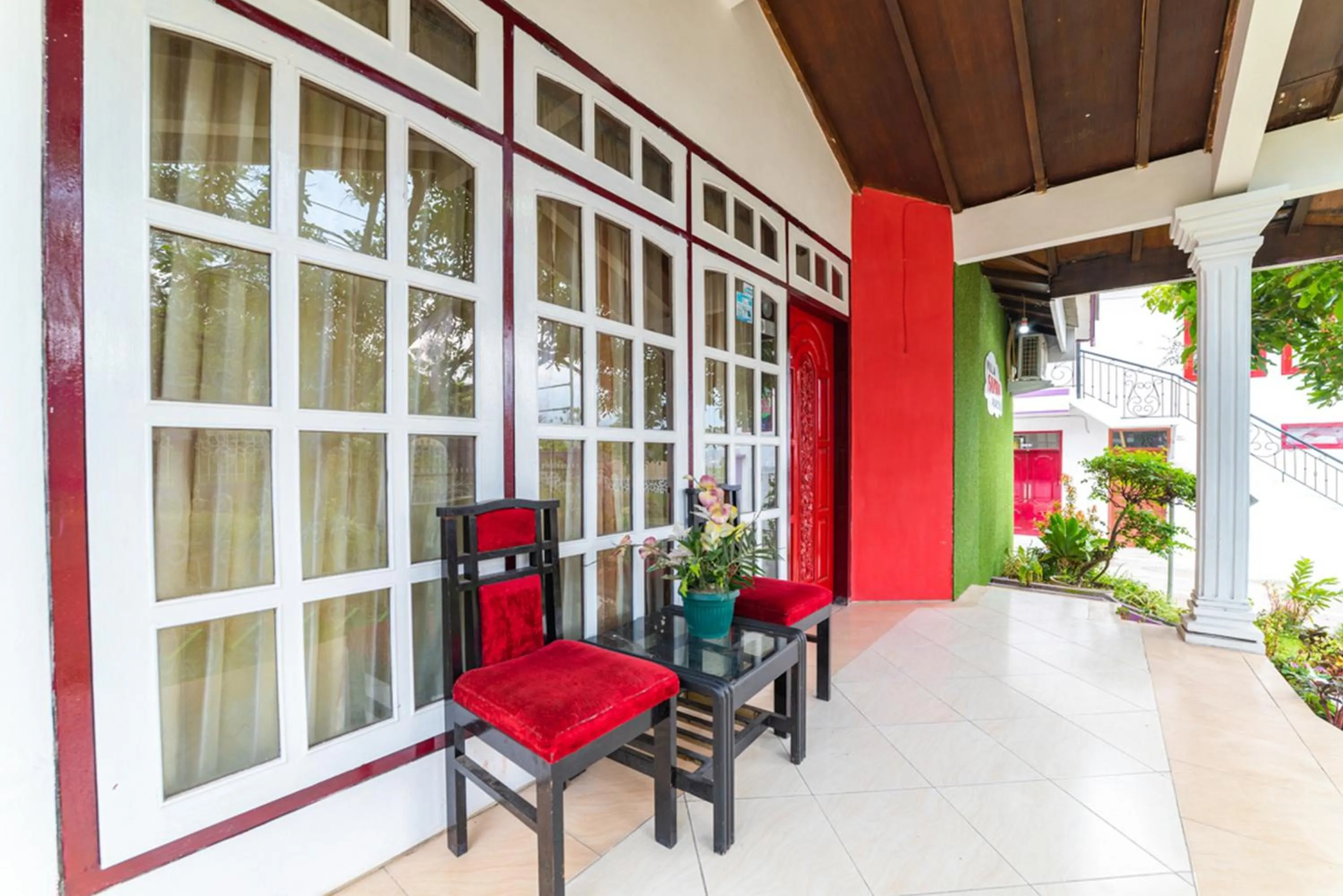 Seating area in RedDoorz Syariah near Balai Kota Batu