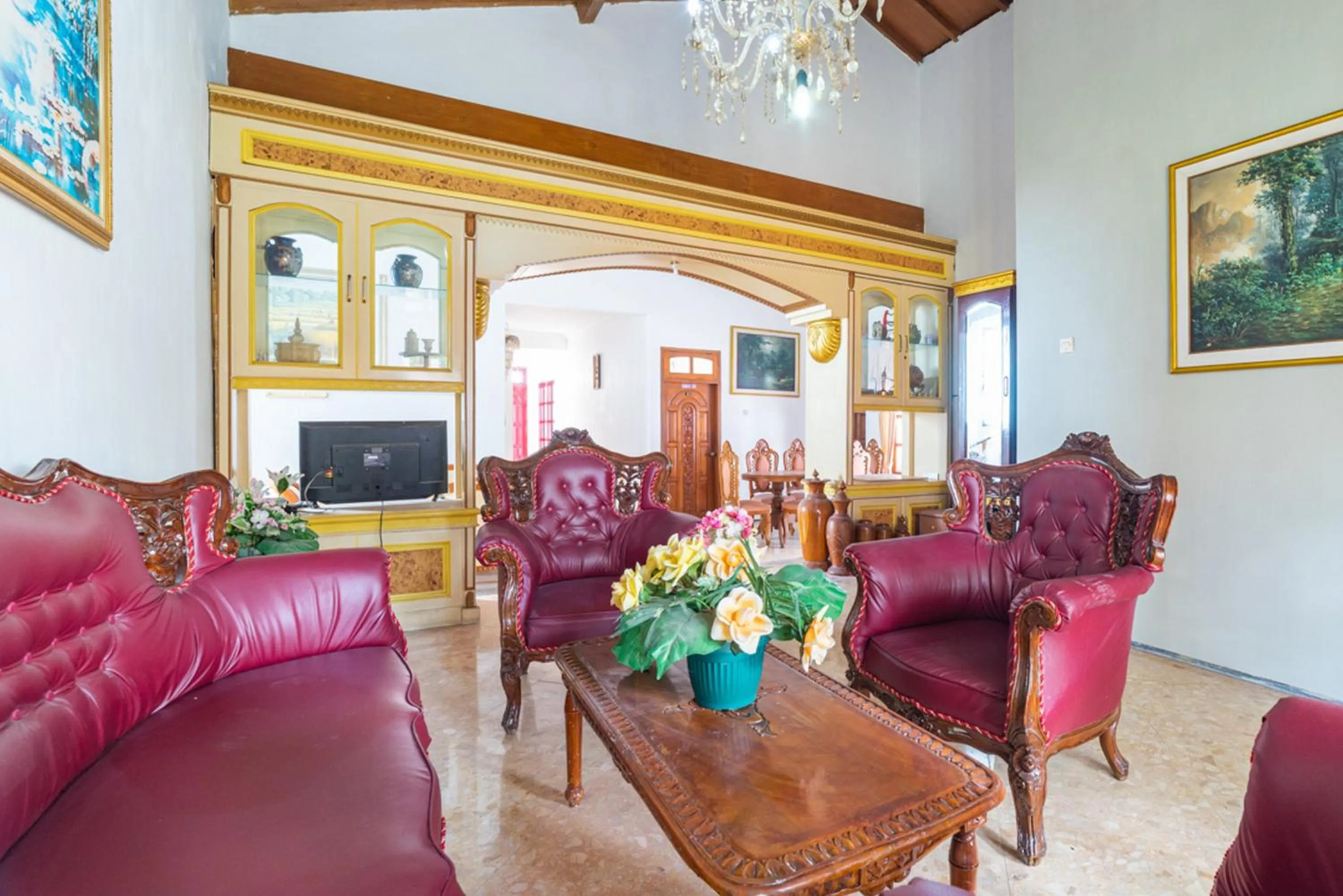 Seating area in RedDoorz Syariah near Balai Kota Batu