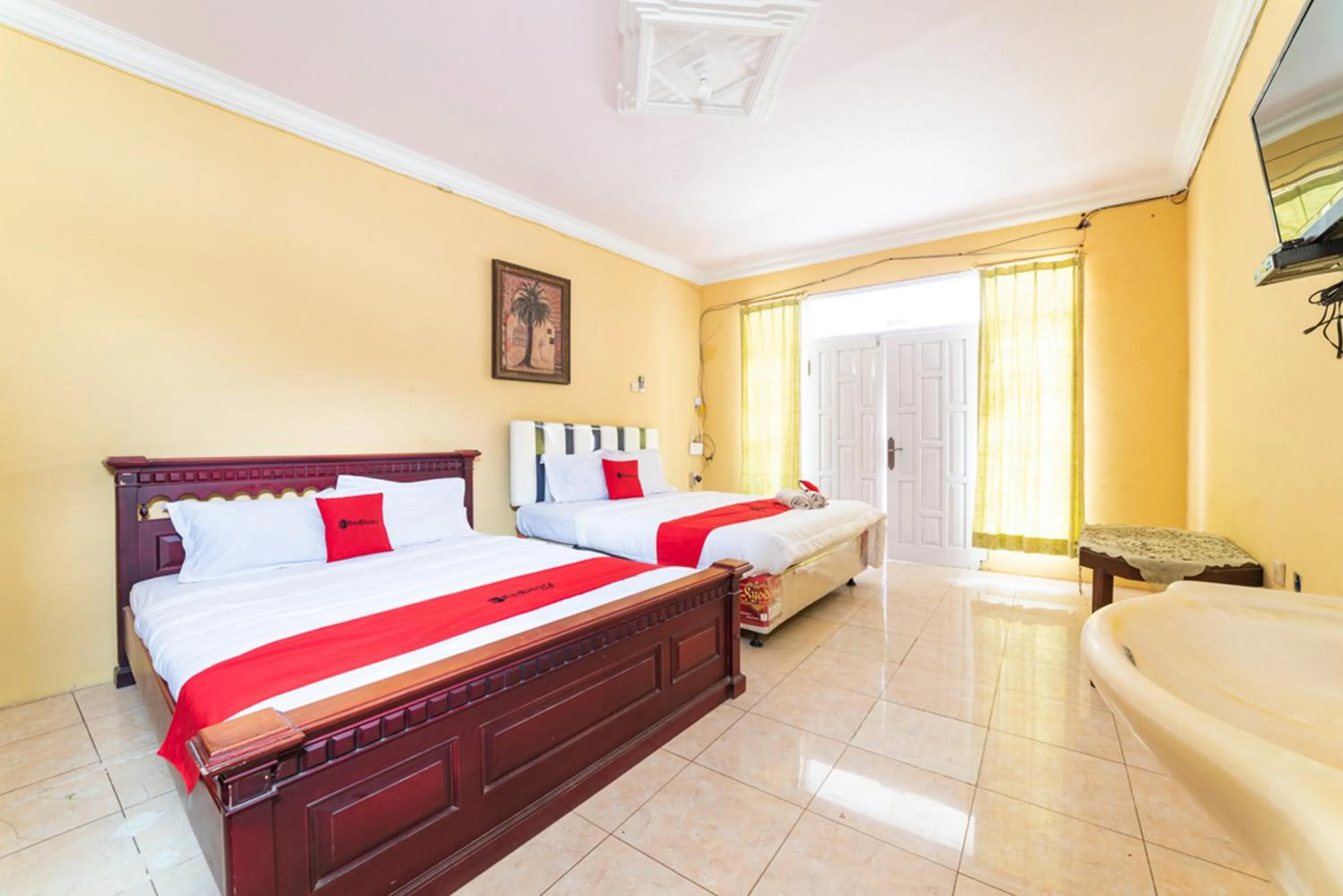 Bedroom, Bed in RedDoorz Syariah near Balai Kota Batu