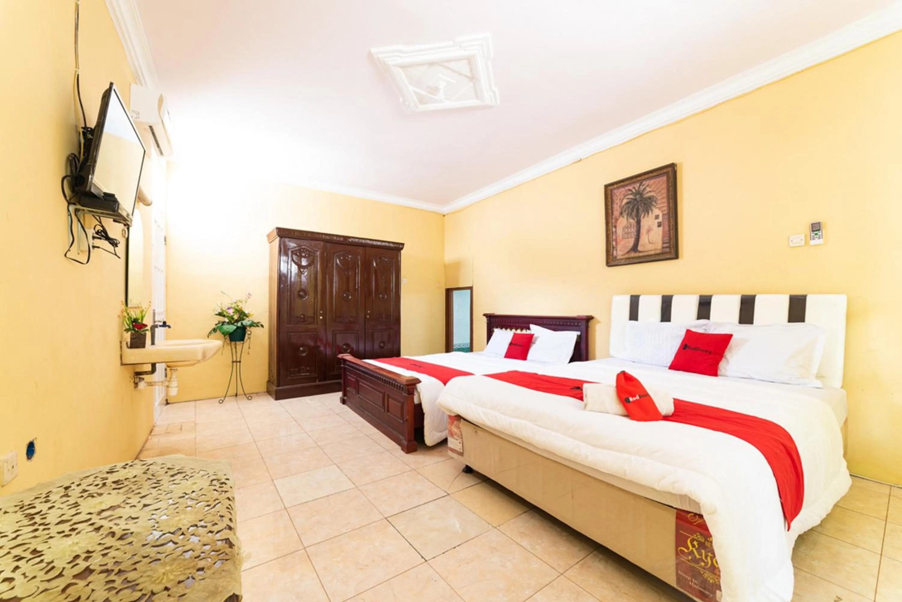 Bedroom, Bed in RedDoorz Syariah near Balai Kota Batu