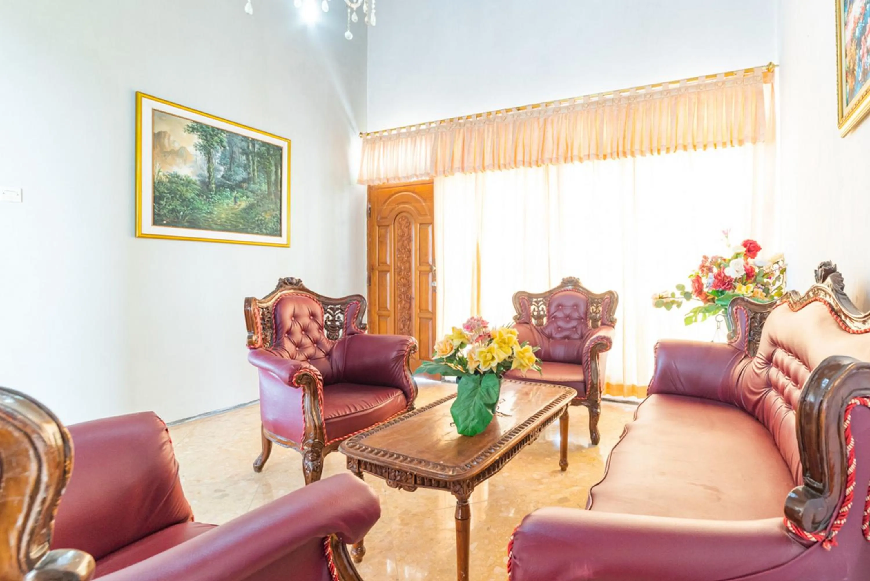 Seating area in RedDoorz Syariah near Balai Kota Batu