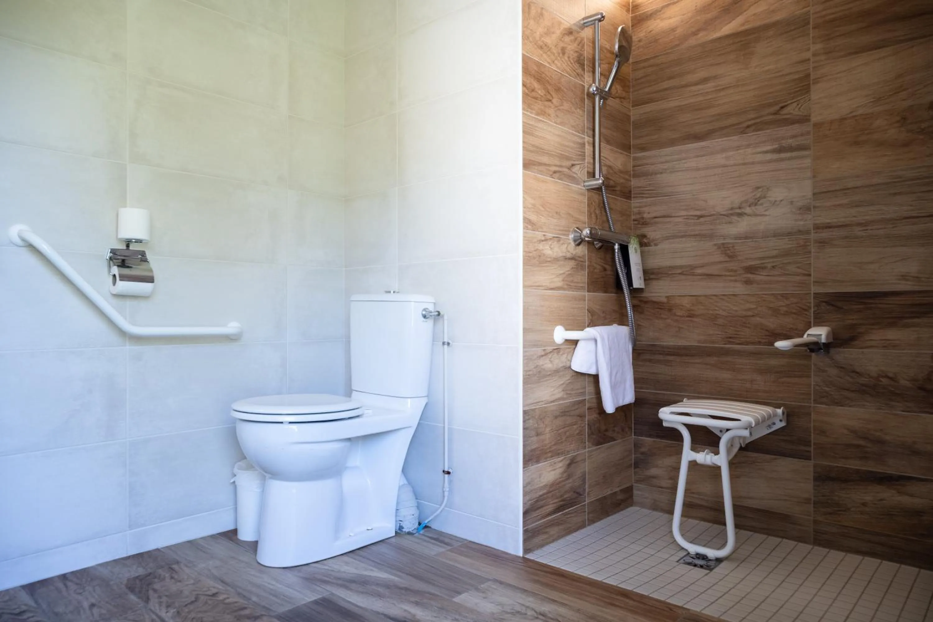 Shower in Kyriad Beaune