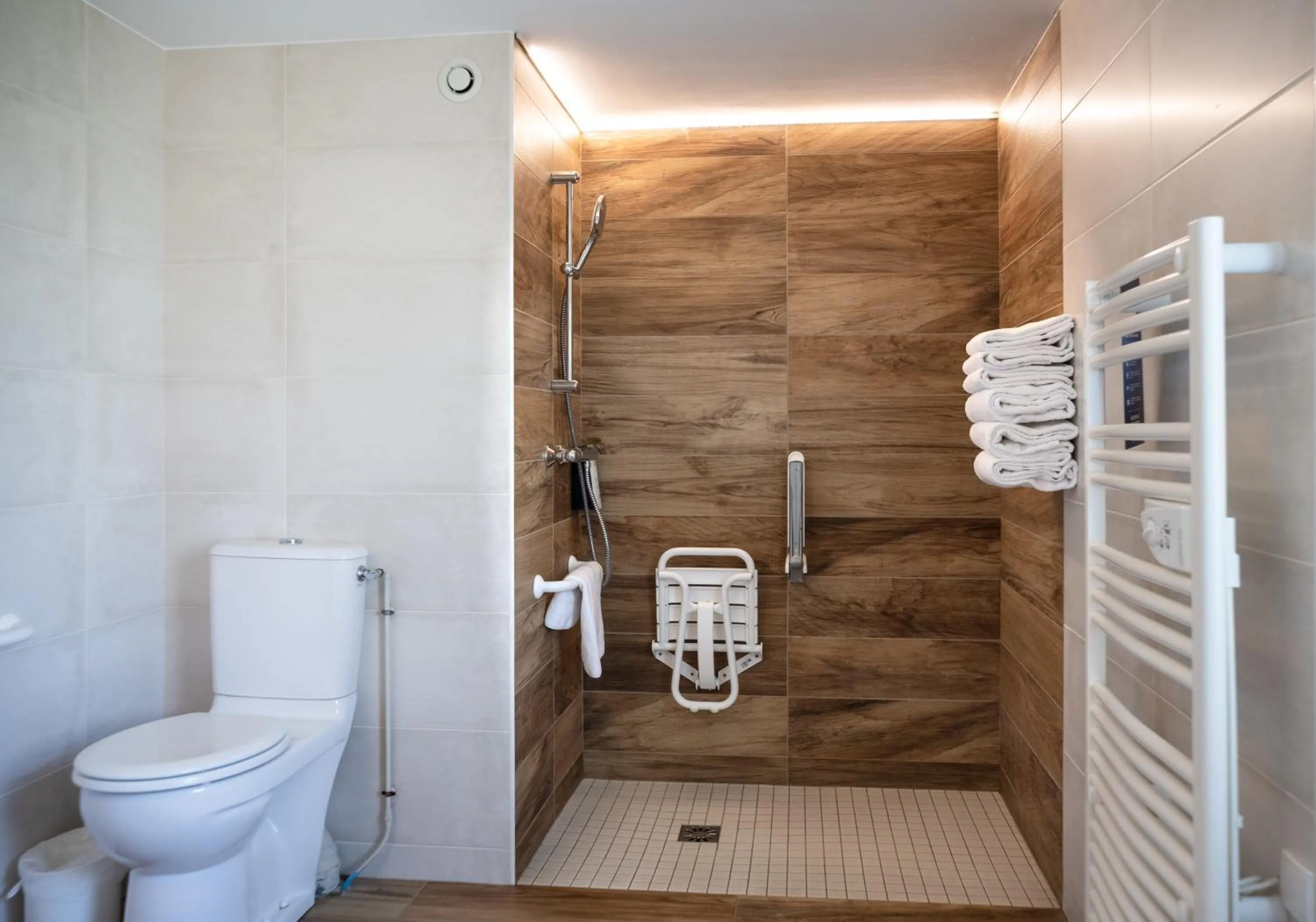 Bathroom in Kyriad Beaune