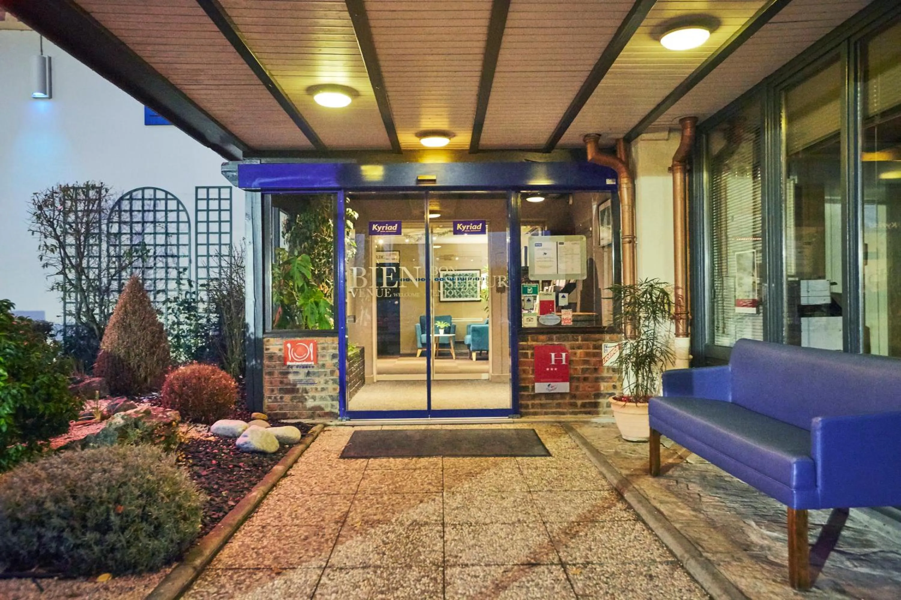 Facade/entrance in Kyriad Beaune