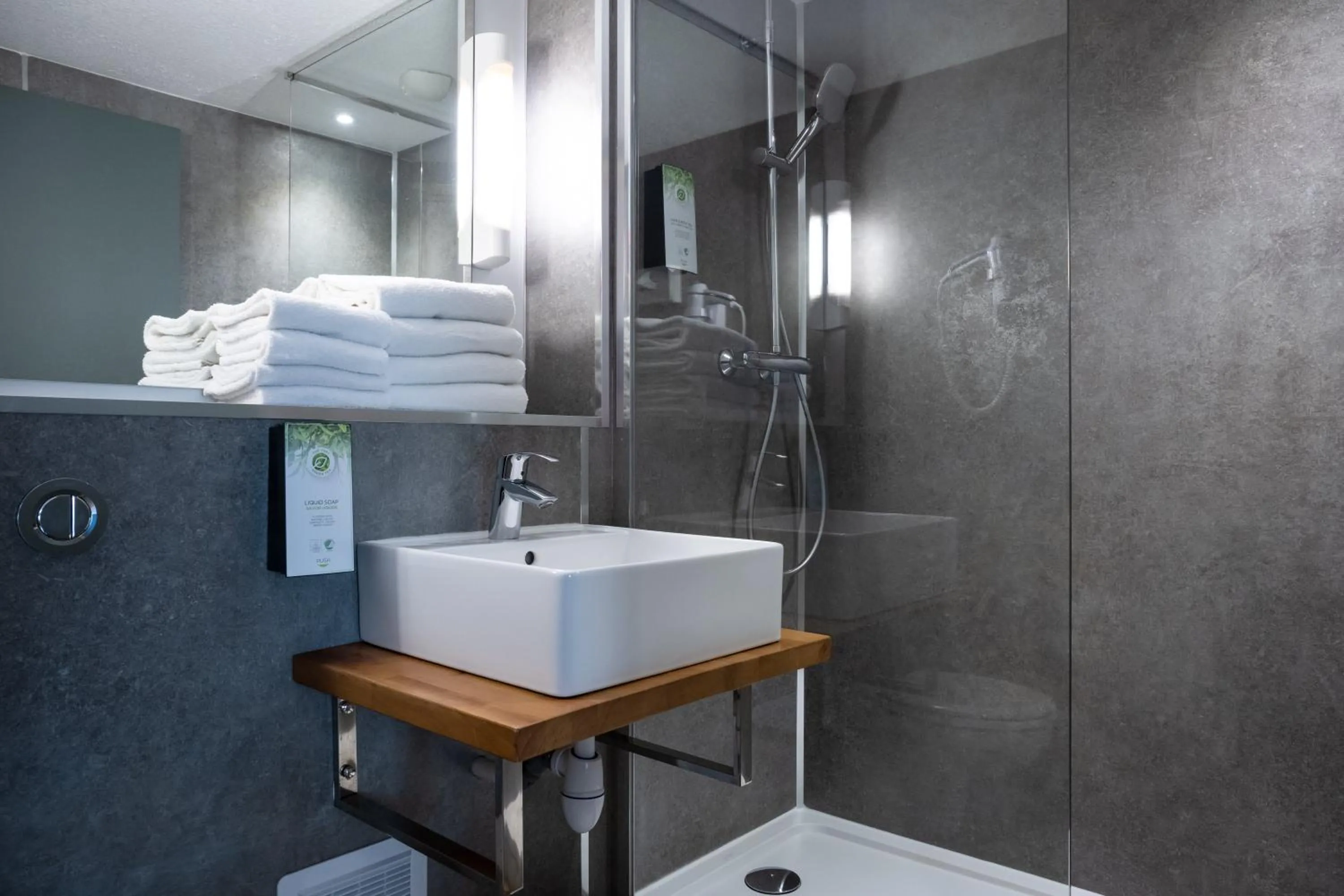 Shower in Kyriad Beaune