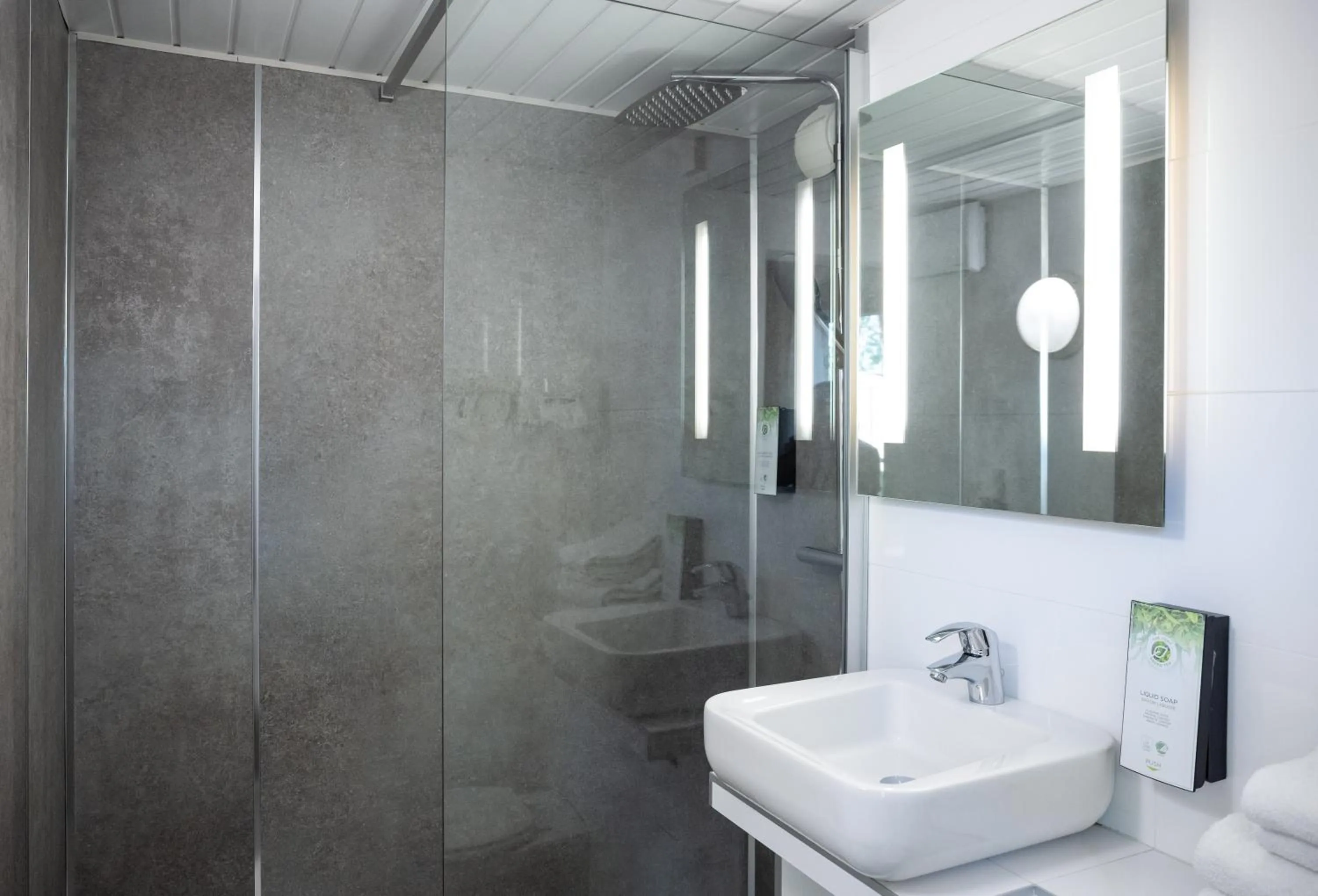 Shower in Kyriad Beaune