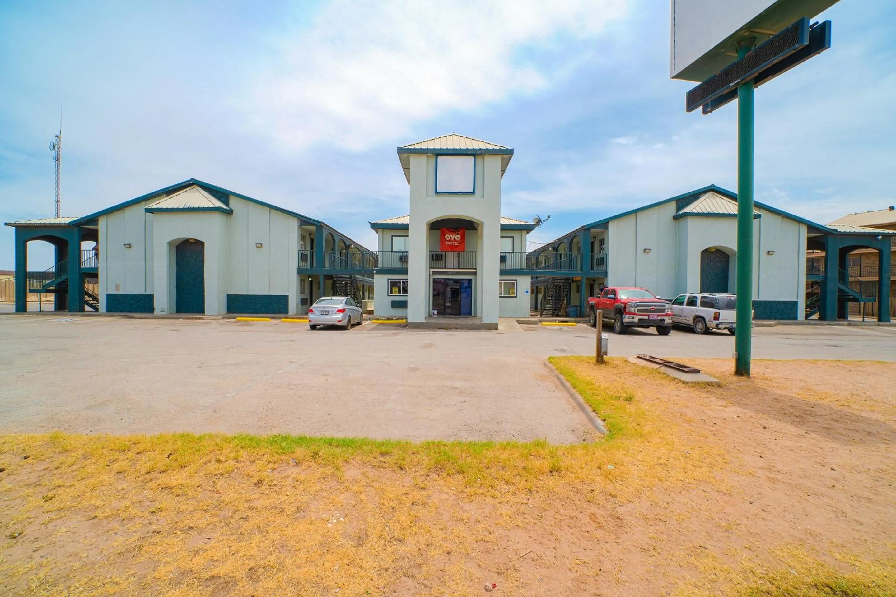 Facade/entrance in OYO Hotel Midland