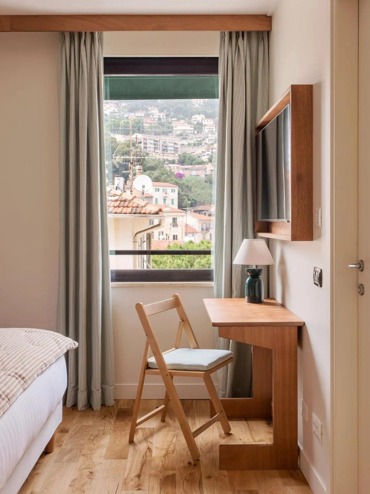 View (from property/room), Bed in ALFRED HOTELS Monaco - Hôtel rénové