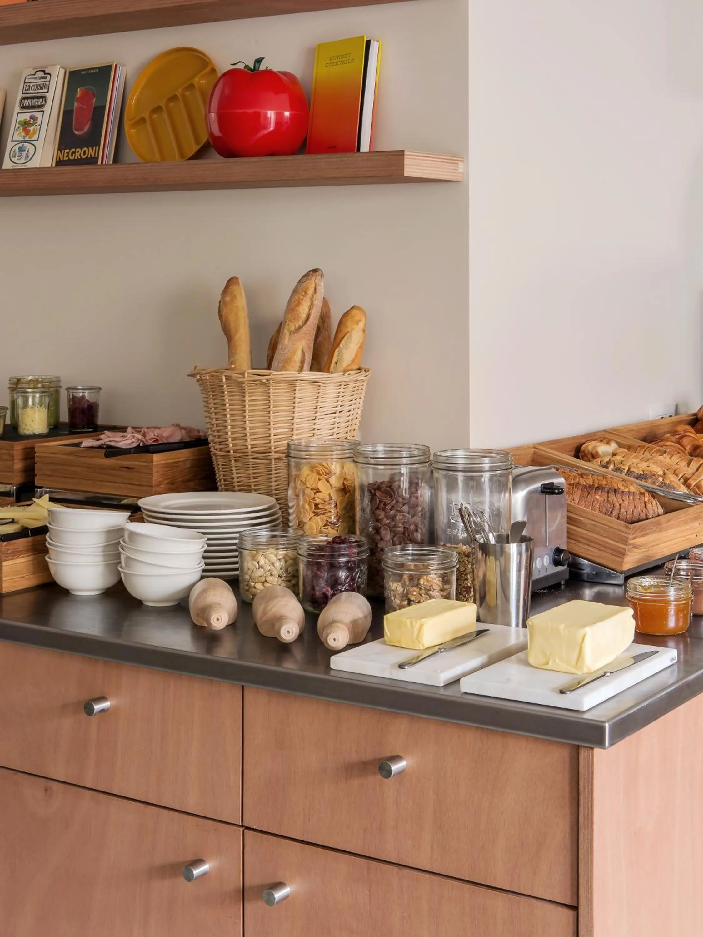 Buffet breakfast in ALFRED HOTELS Monaco - Hôtel rénové