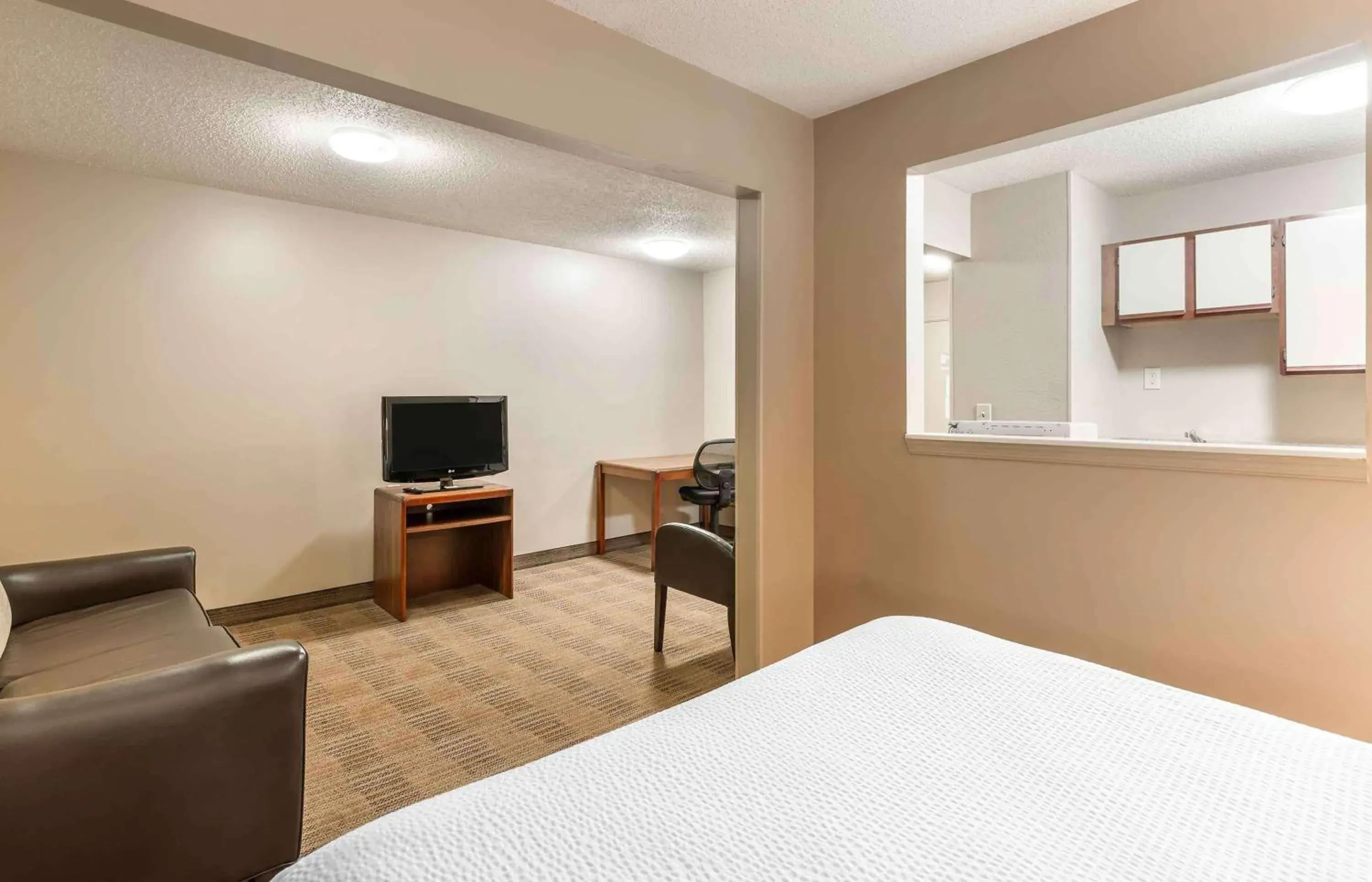 Deluxe Studio with 1 Queen Bed - Non-Smoking in Extended Stay America Select Suites - Richmond - Innsbrook Deluxe Studio with 1 Queen Bed - Non-Smoking in Extended Stay America Select Suites - Richmond - Innsbrook