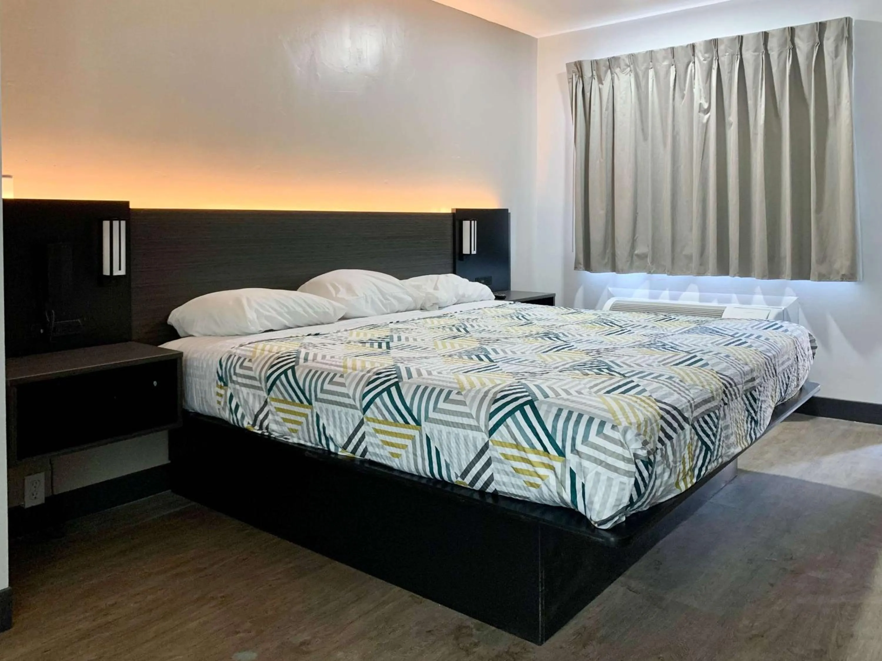 Bedroom, Bed in Motel 6-Ogden, UT - 21st Street