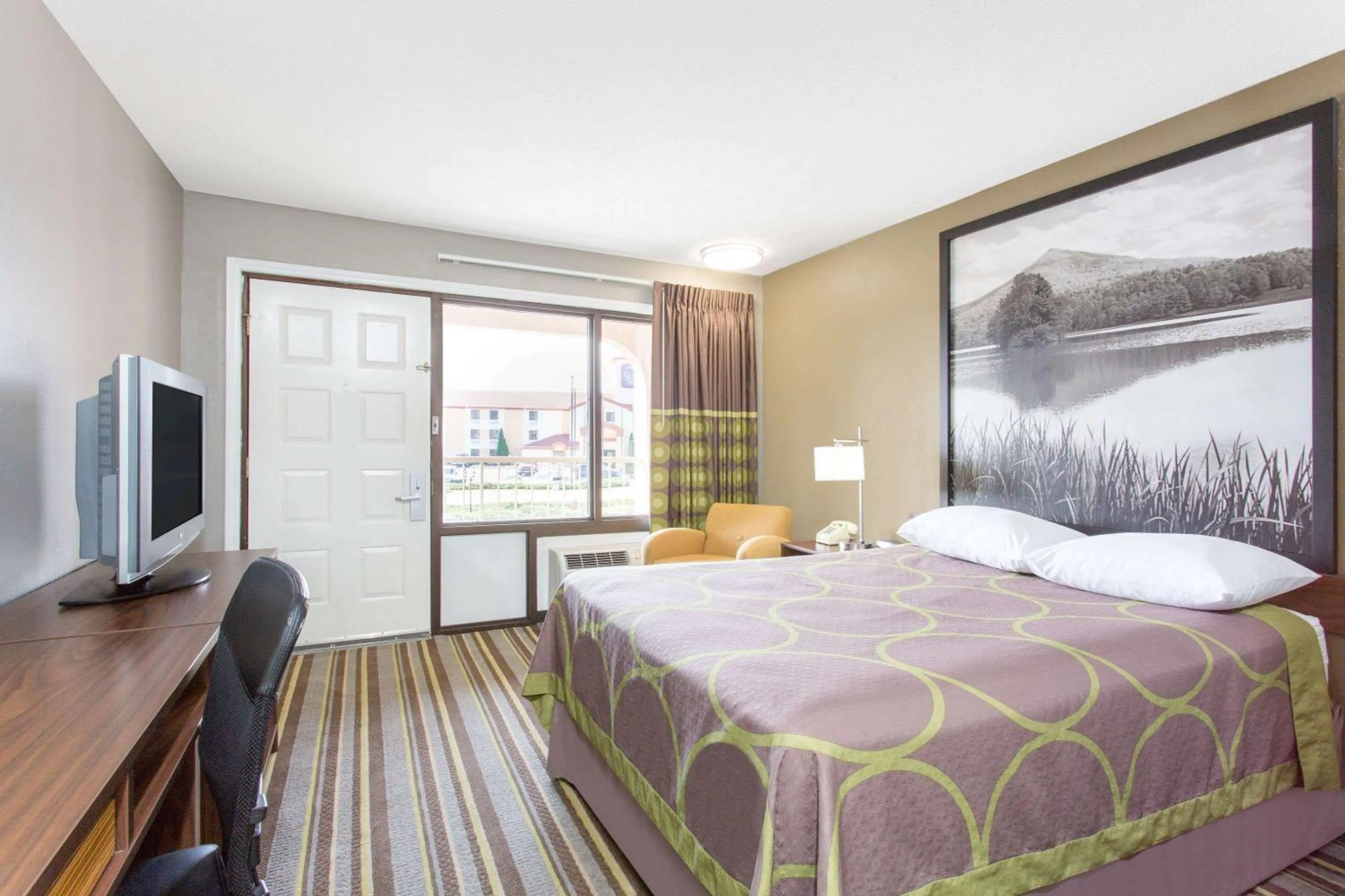 Photo of the whole room, Bed in Super 8 by Wyndham Wytheville