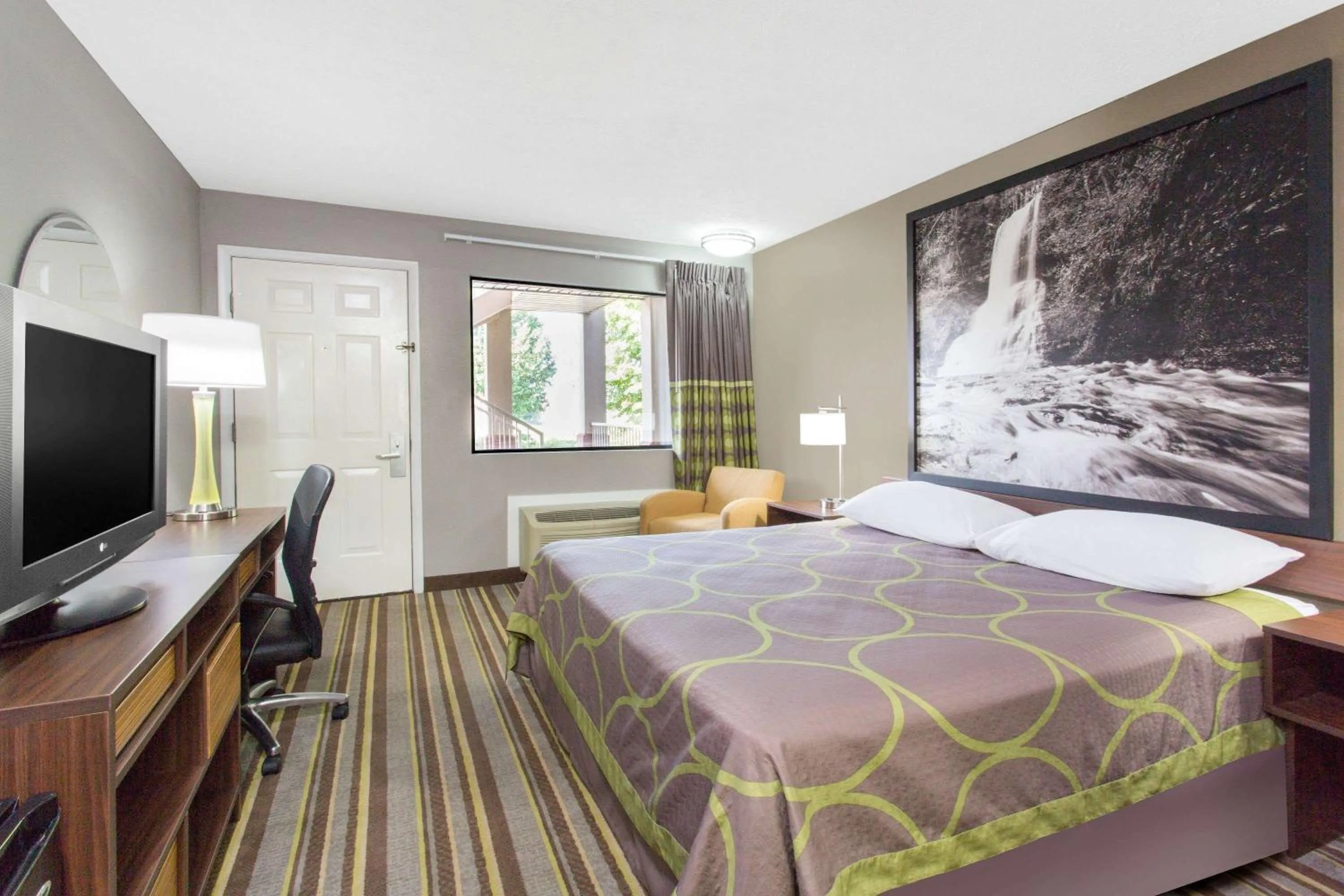 Photo of the whole room, Bed in Super 8 by Wyndham Wytheville