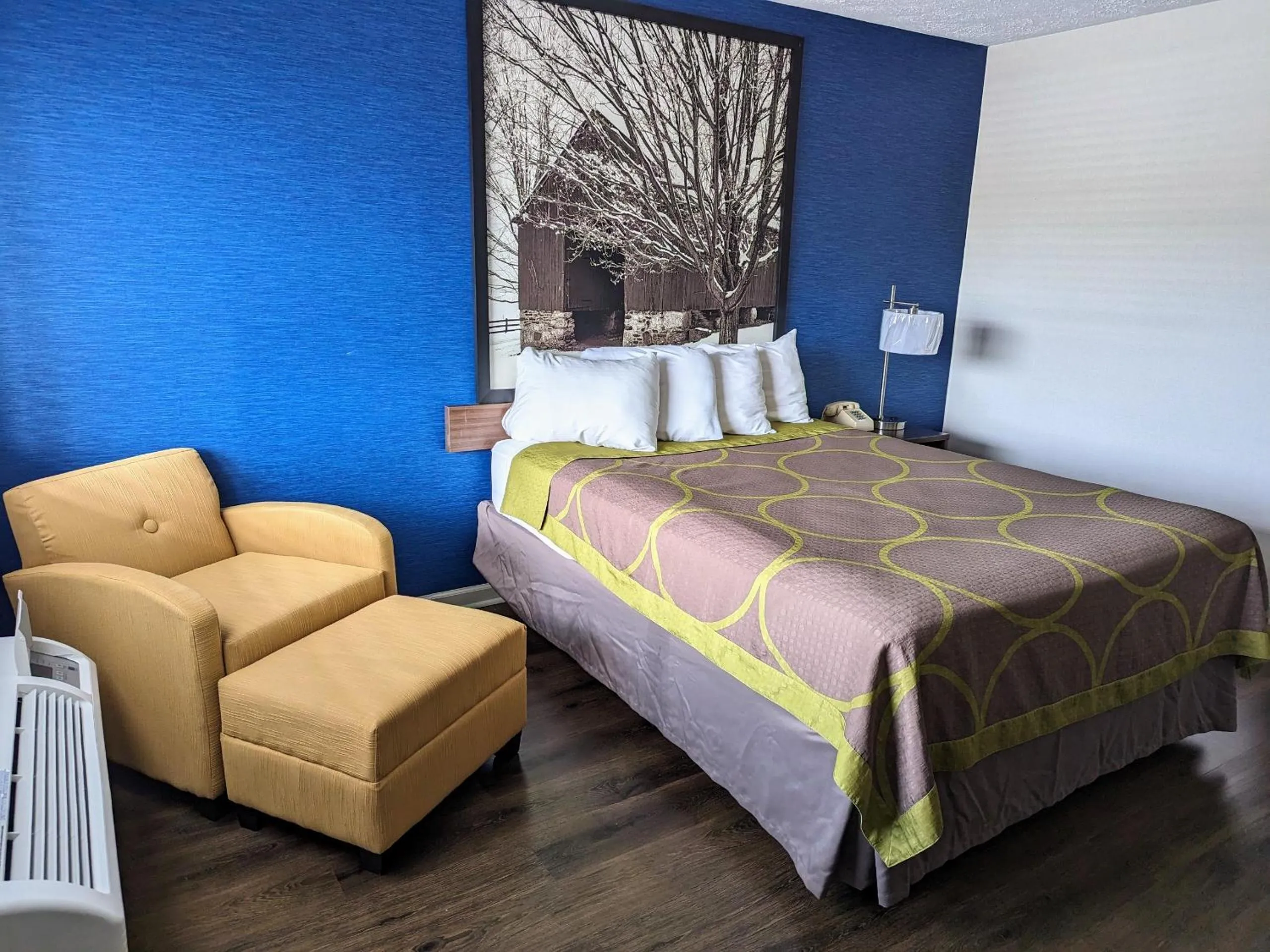 Bedroom, Bed in Super 8 by Wyndham Wytheville