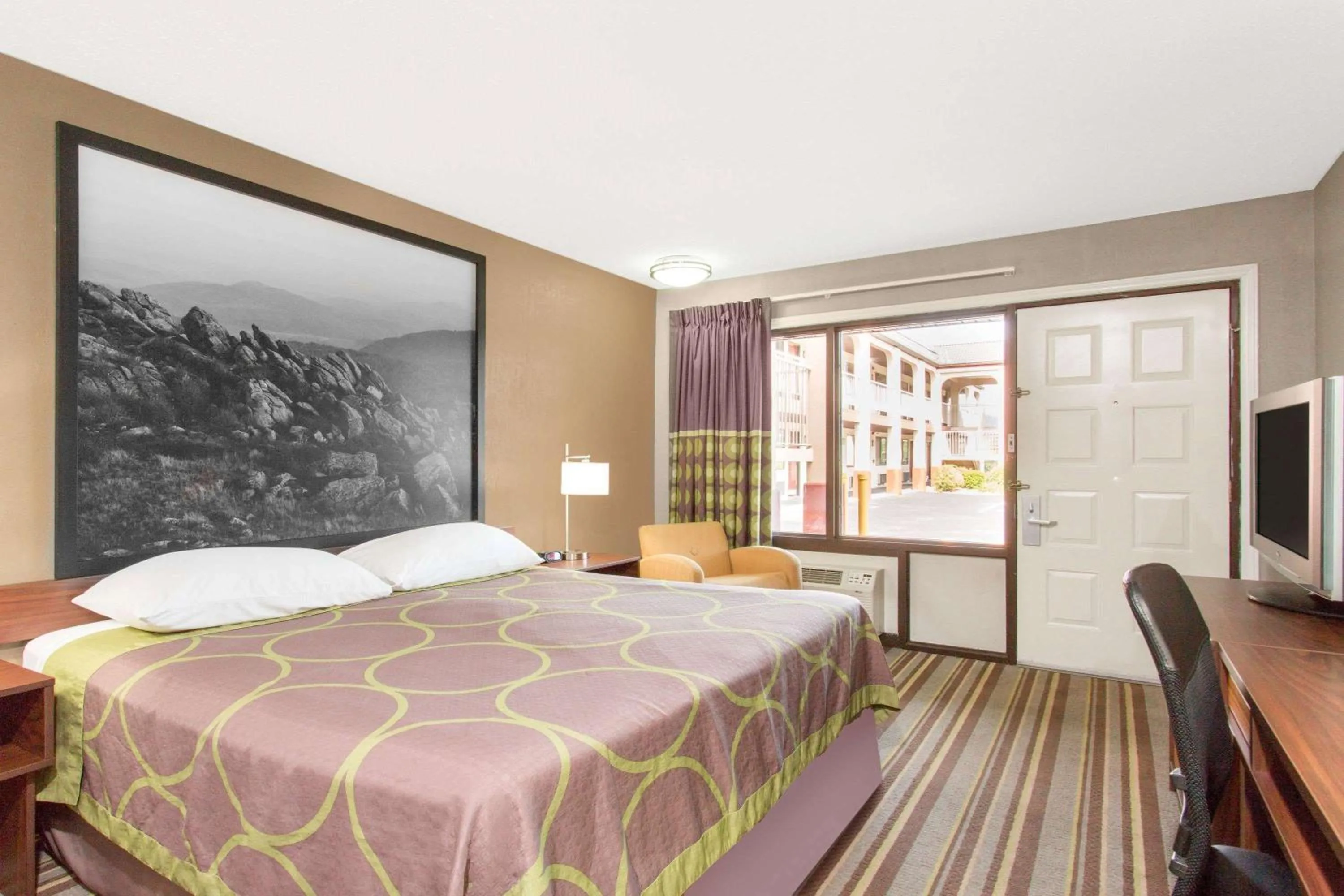 Photo of the whole room, Bed in Super 8 by Wyndham Wytheville