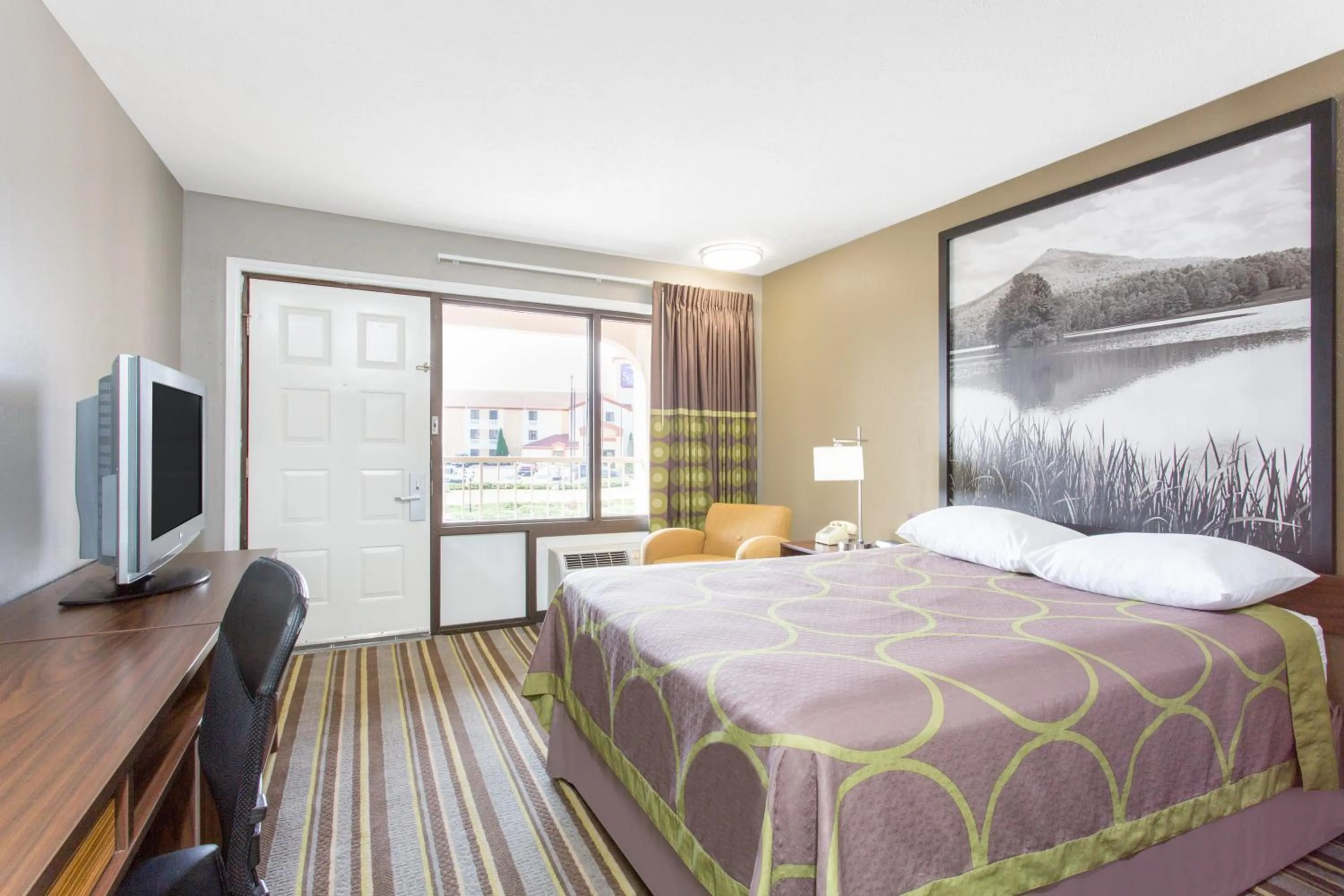 Photo of the whole room, Bed in Super 8 by Wyndham Wytheville