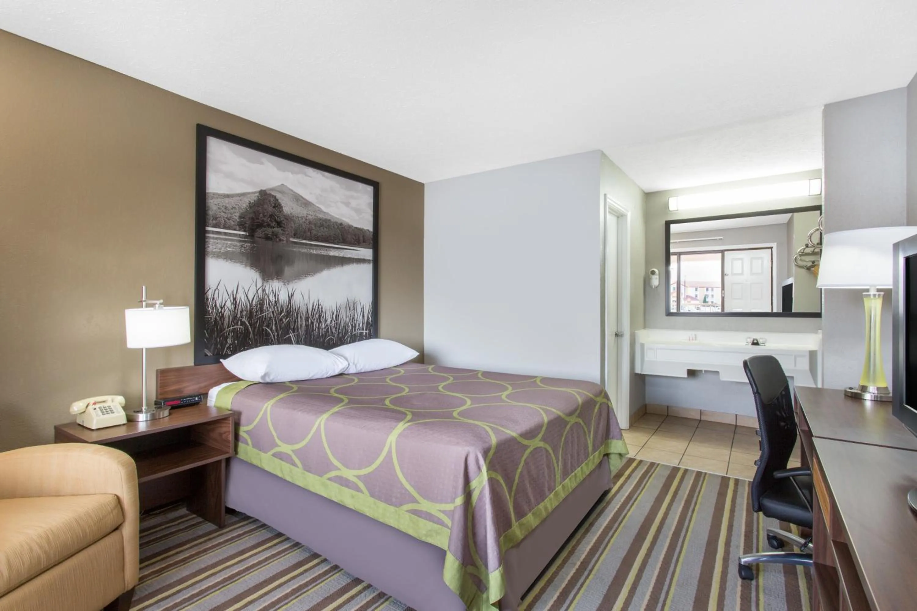 Photo of the whole room, Bed in Super 8 by Wyndham Wytheville