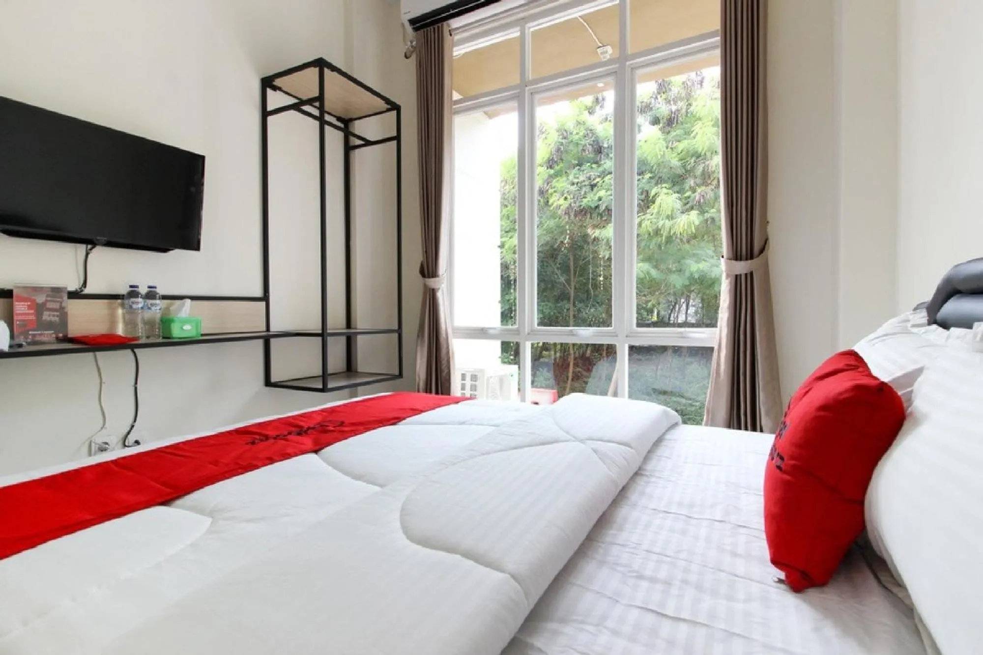 Bedroom, Bed in RedDoorz near Jogja City Mall 3