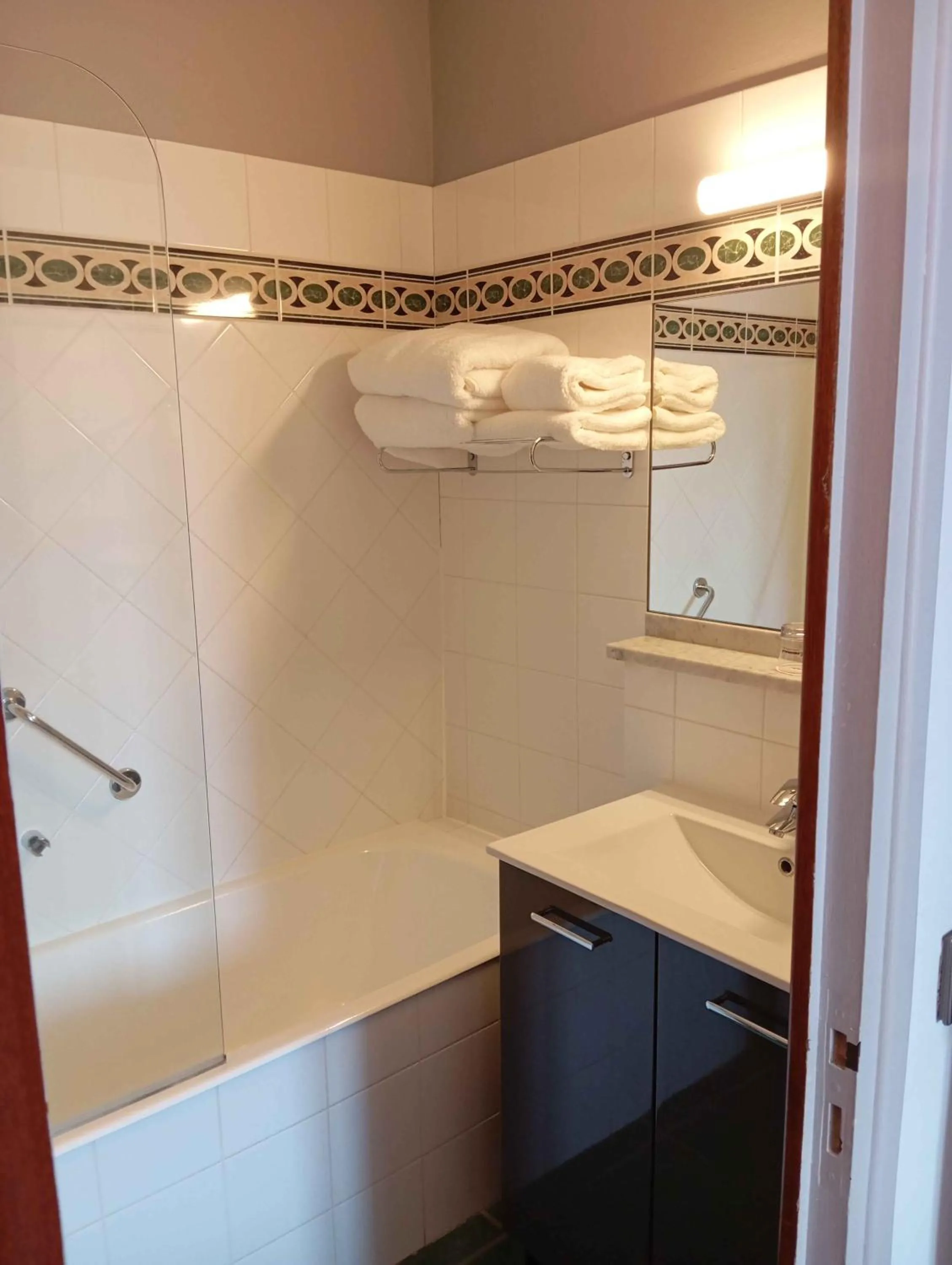 Bathroom in The Originals Boutique, Grand Hôtel Saint-Pierre, Aurillac