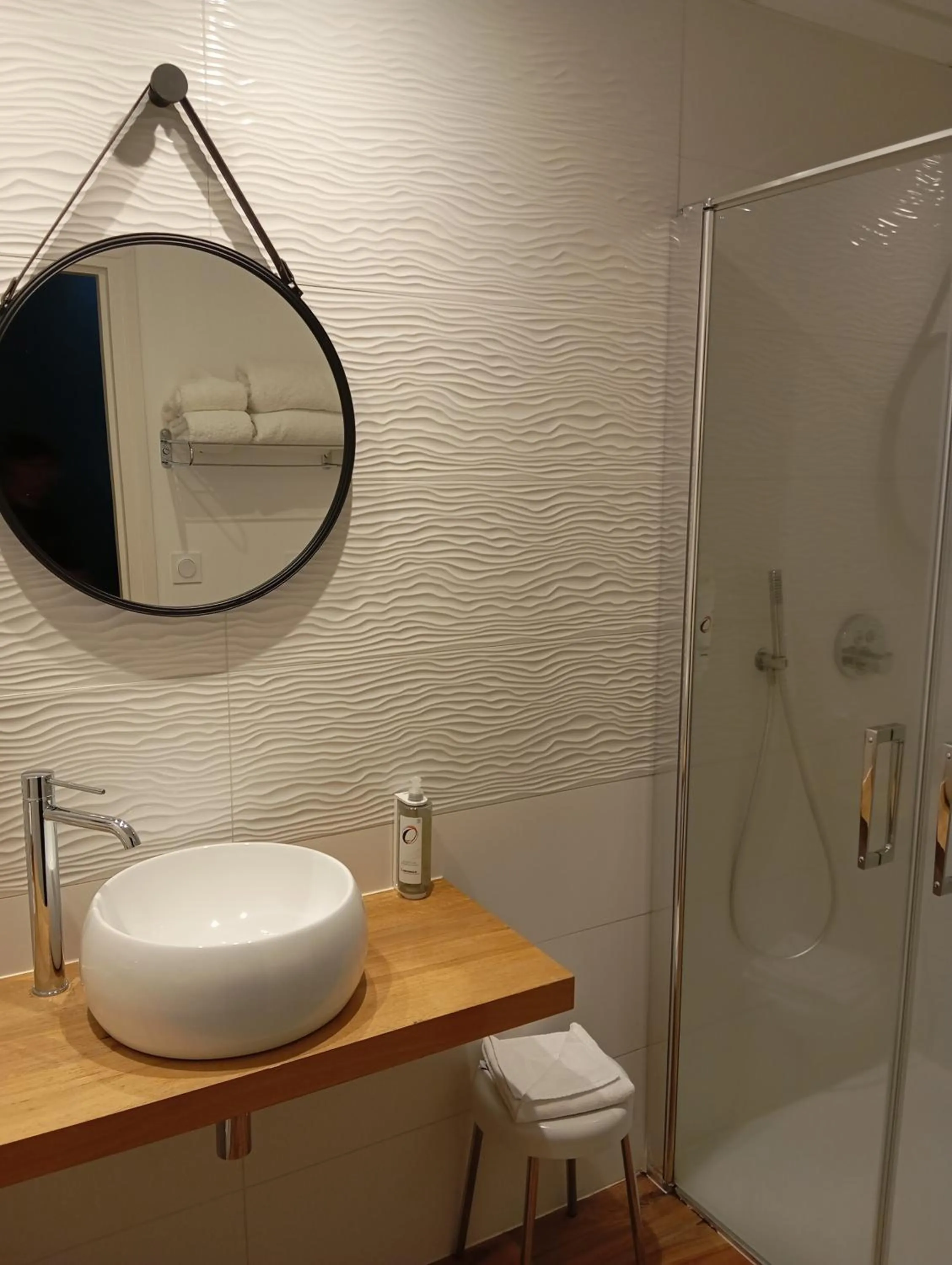 Bathroom in The Originals Boutique, Grand Hôtel Saint-Pierre, Aurillac