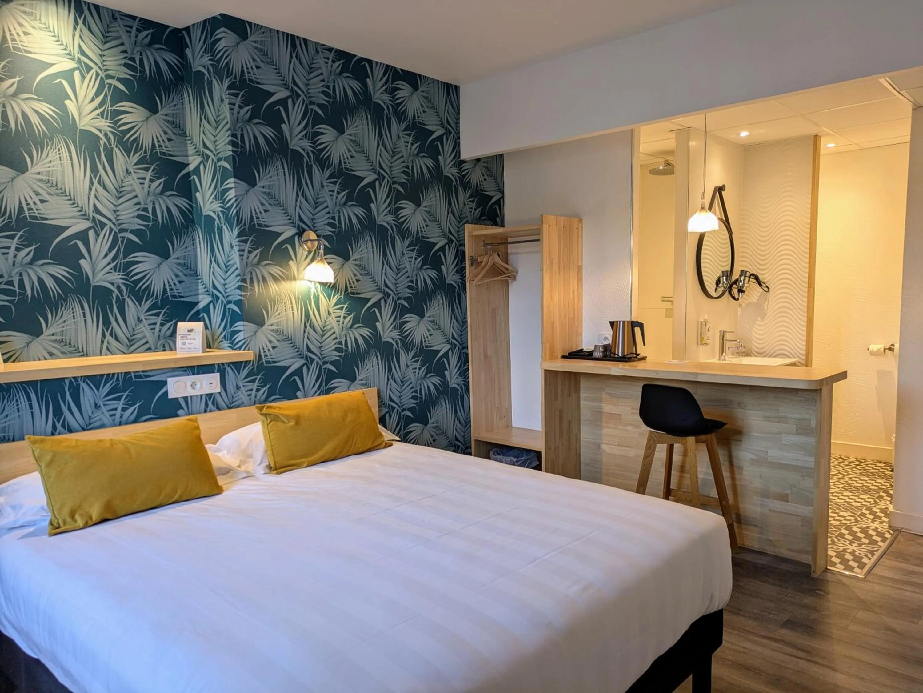 Photo of the whole room, Bed in The Originals Boutique, Grand Hôtel Saint-Pierre, Aurillac