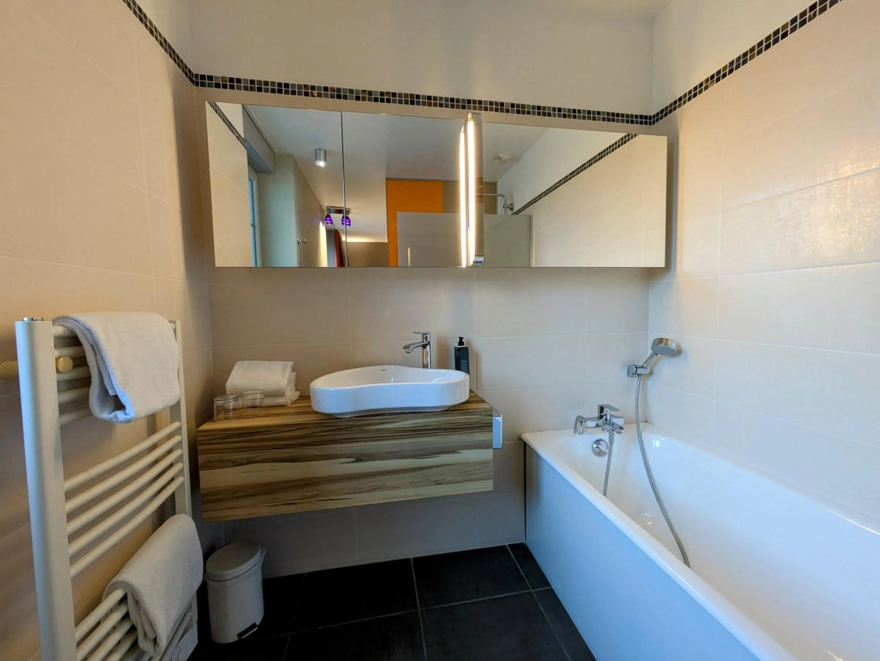 Shower in The Originals Boutique, Grand Hôtel Saint-Pierre, Aurillac