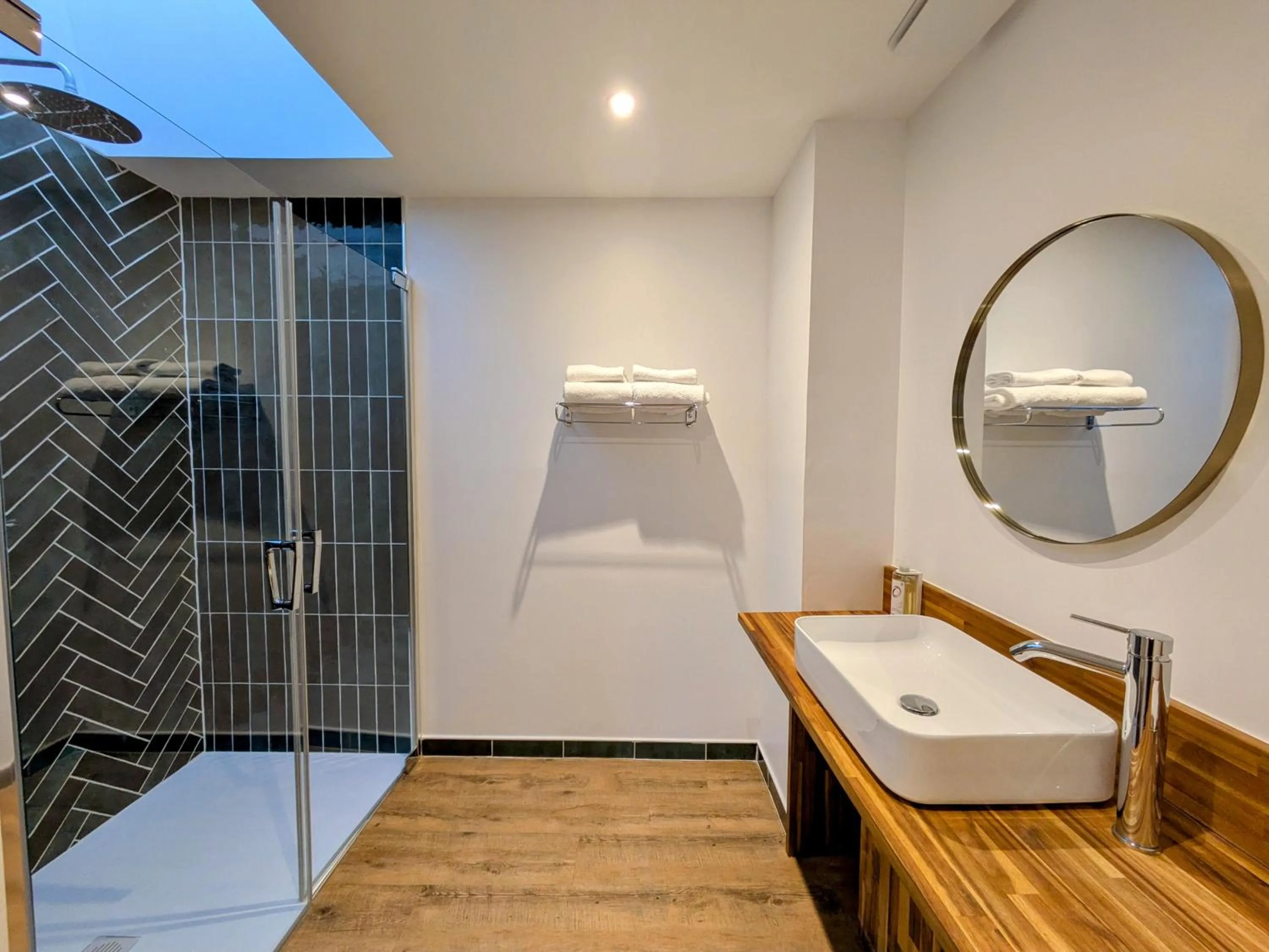 Shower in The Originals Boutique, Grand Hôtel Saint-Pierre, Aurillac