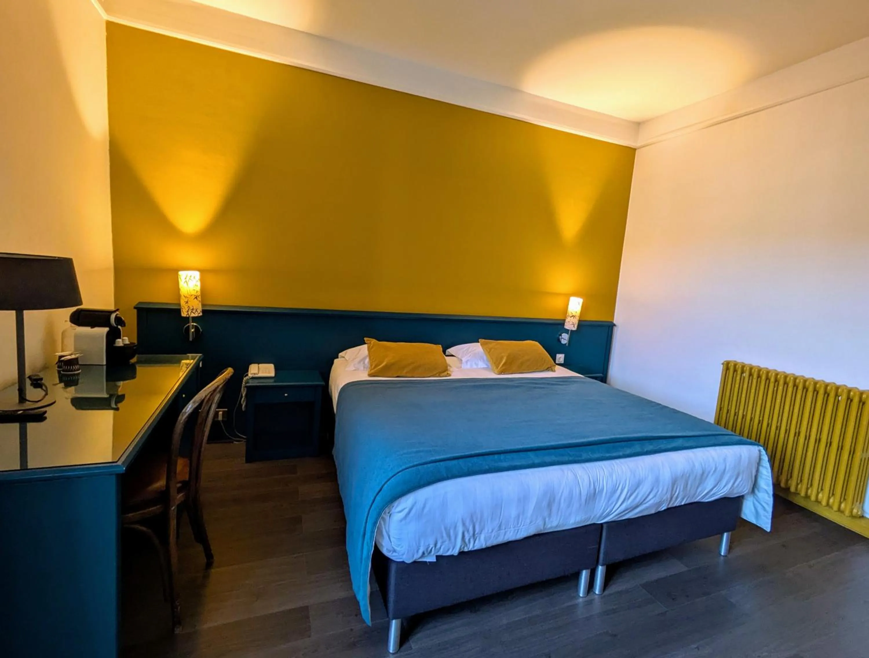 Bed in The Originals Boutique, Grand Hôtel Saint-Pierre, Aurillac