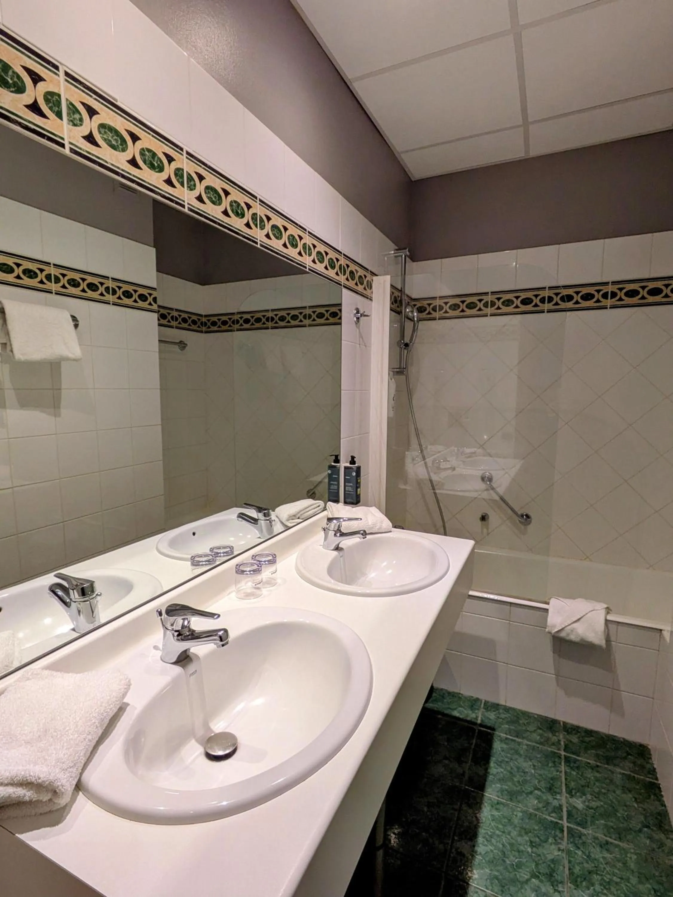 Bathroom in The Originals Boutique, Grand Hôtel Saint-Pierre, Aurillac