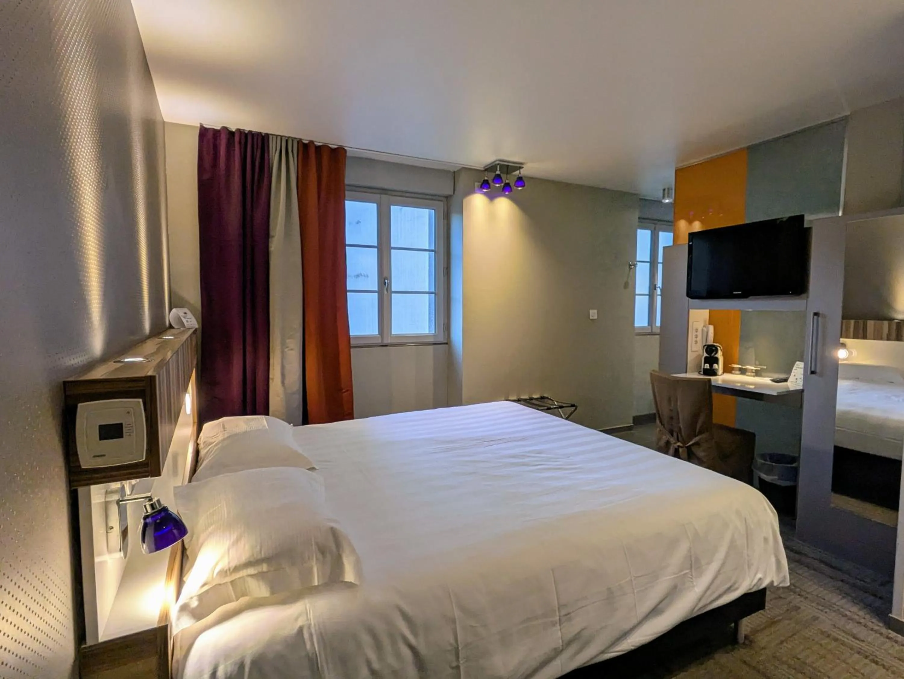 Bed in The Originals Boutique, Grand Hôtel Saint-Pierre, Aurillac