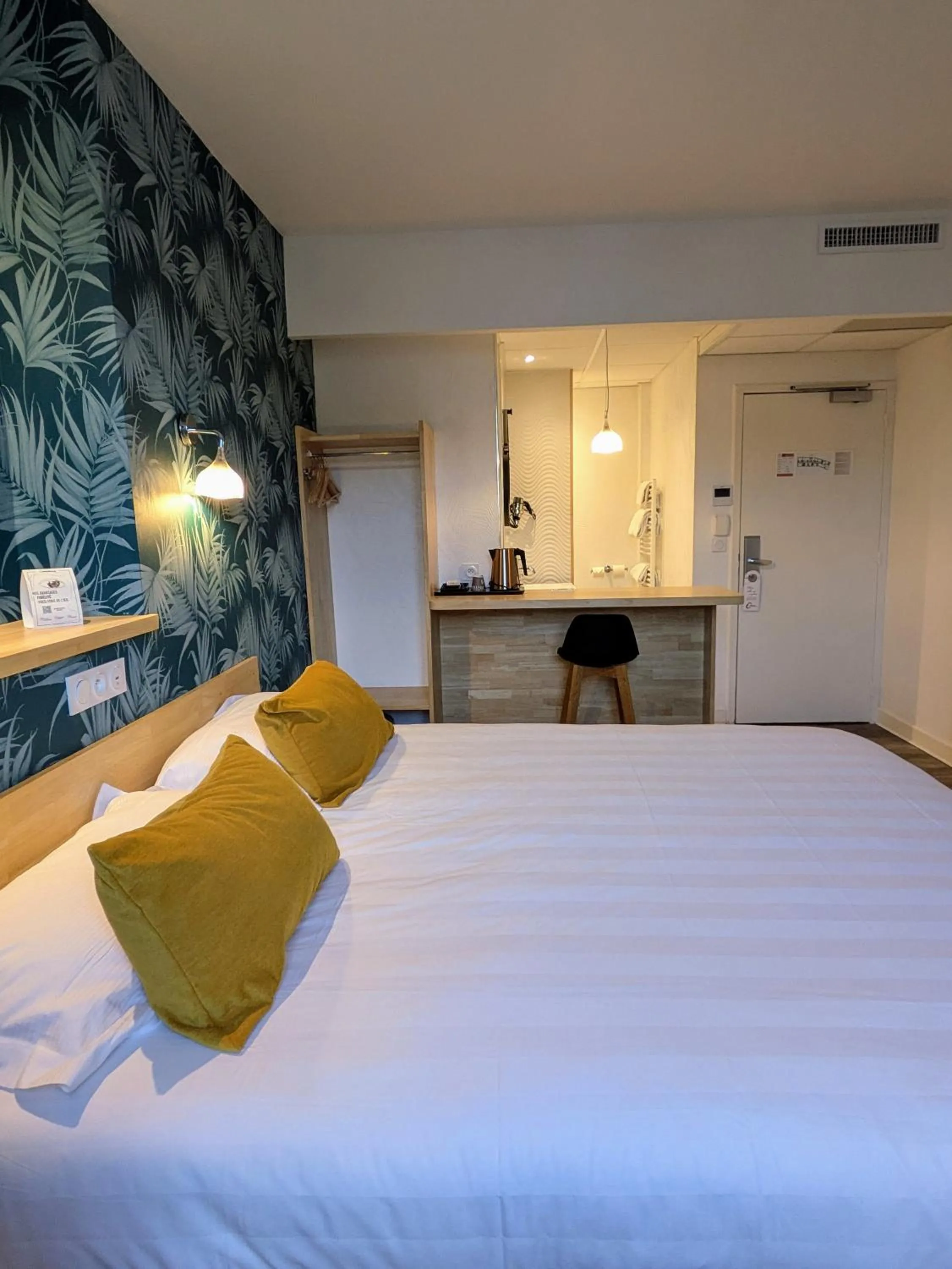 Photo of the whole room, Bed in The Originals Boutique, Grand Hôtel Saint-Pierre, Aurillac