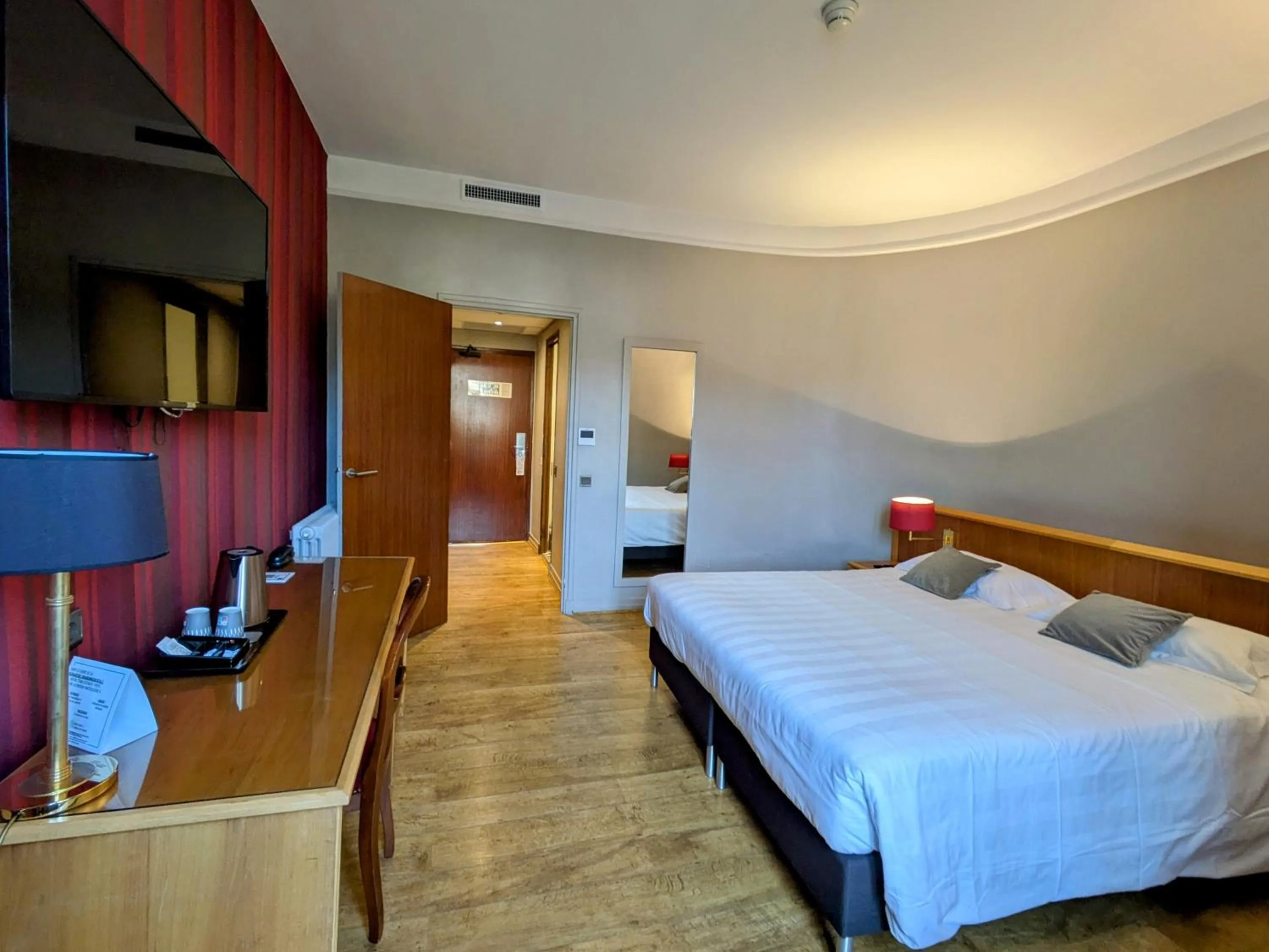 Photo of the whole room, Bed in The Originals Boutique, Grand Hôtel Saint-Pierre, Aurillac