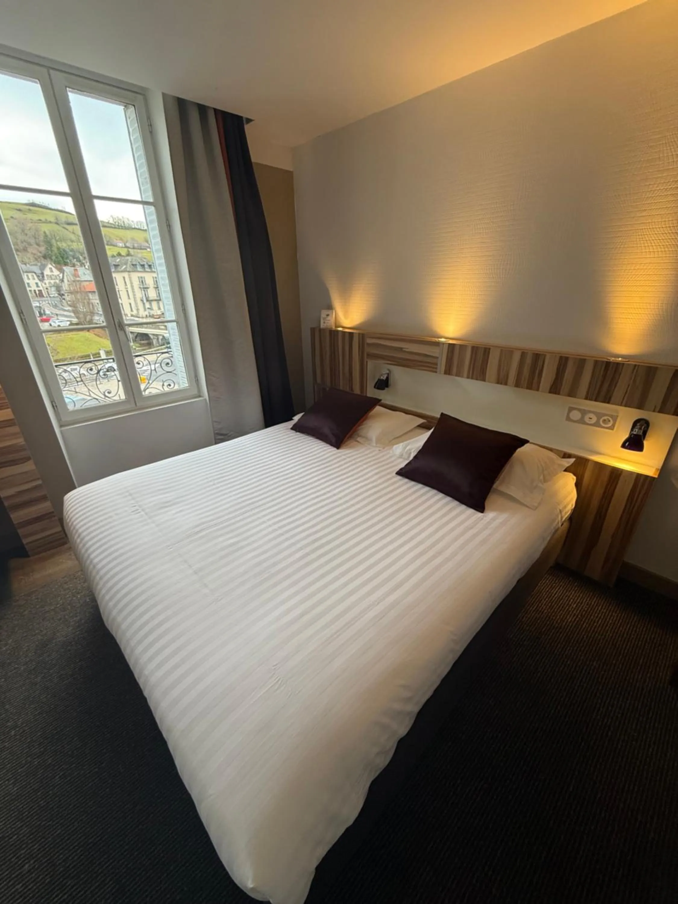 Bedroom, Bed in The Originals Boutique, Grand Hôtel Saint-Pierre, Aurillac
