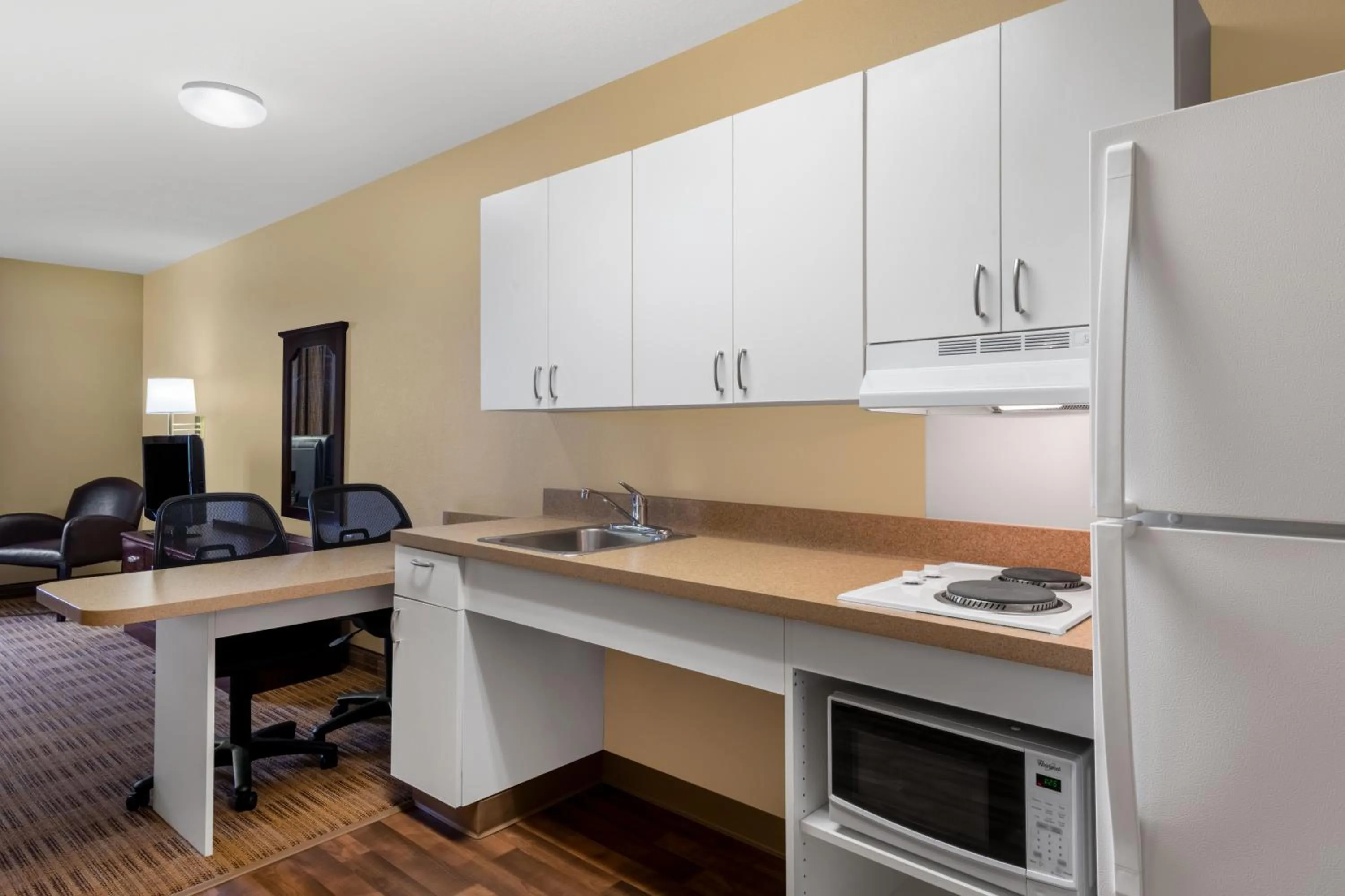 Kitchen or kitchenette in Suburban Studios Columbus Bradley Park