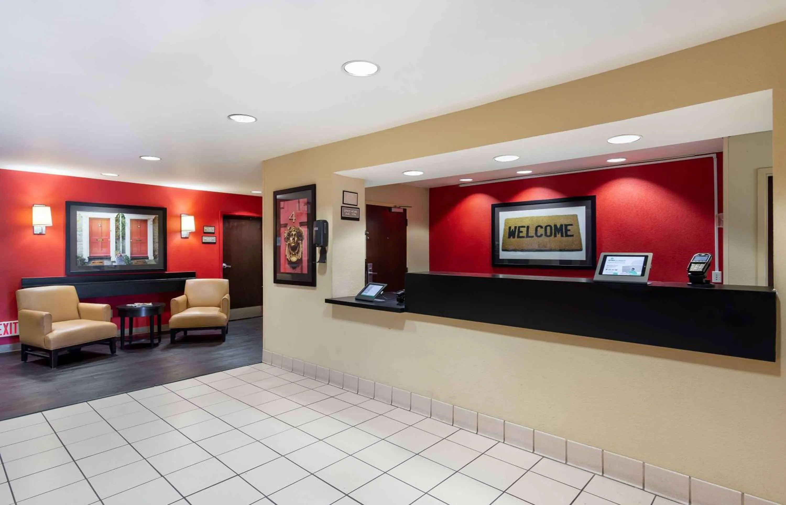 Lobby or reception in Suburban Studios Columbus Bradley Park