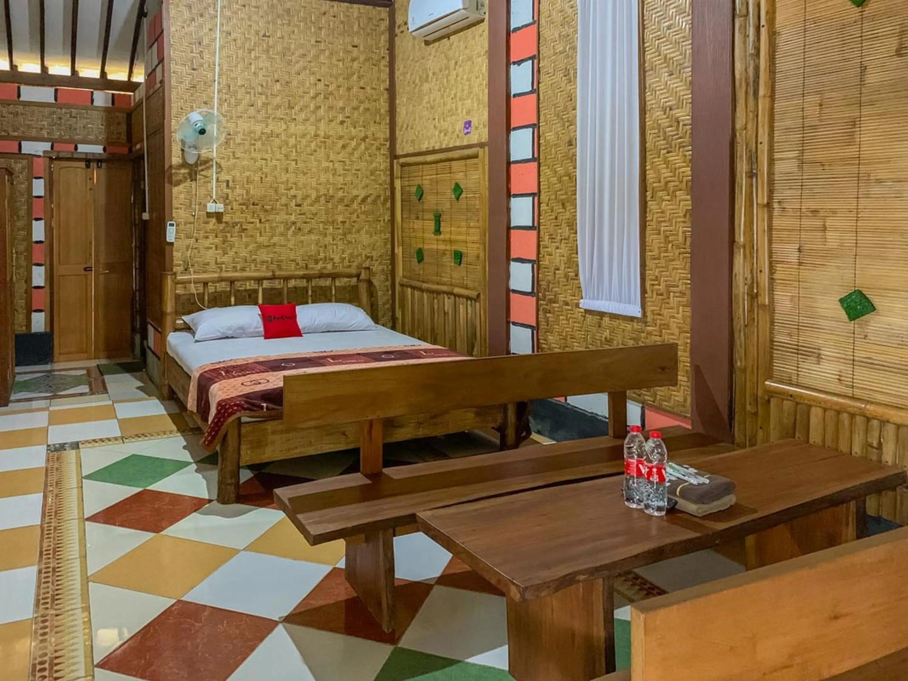 Bedroom, Bed in RedDoorz Syariah at Banyu Asem Banyuwangi