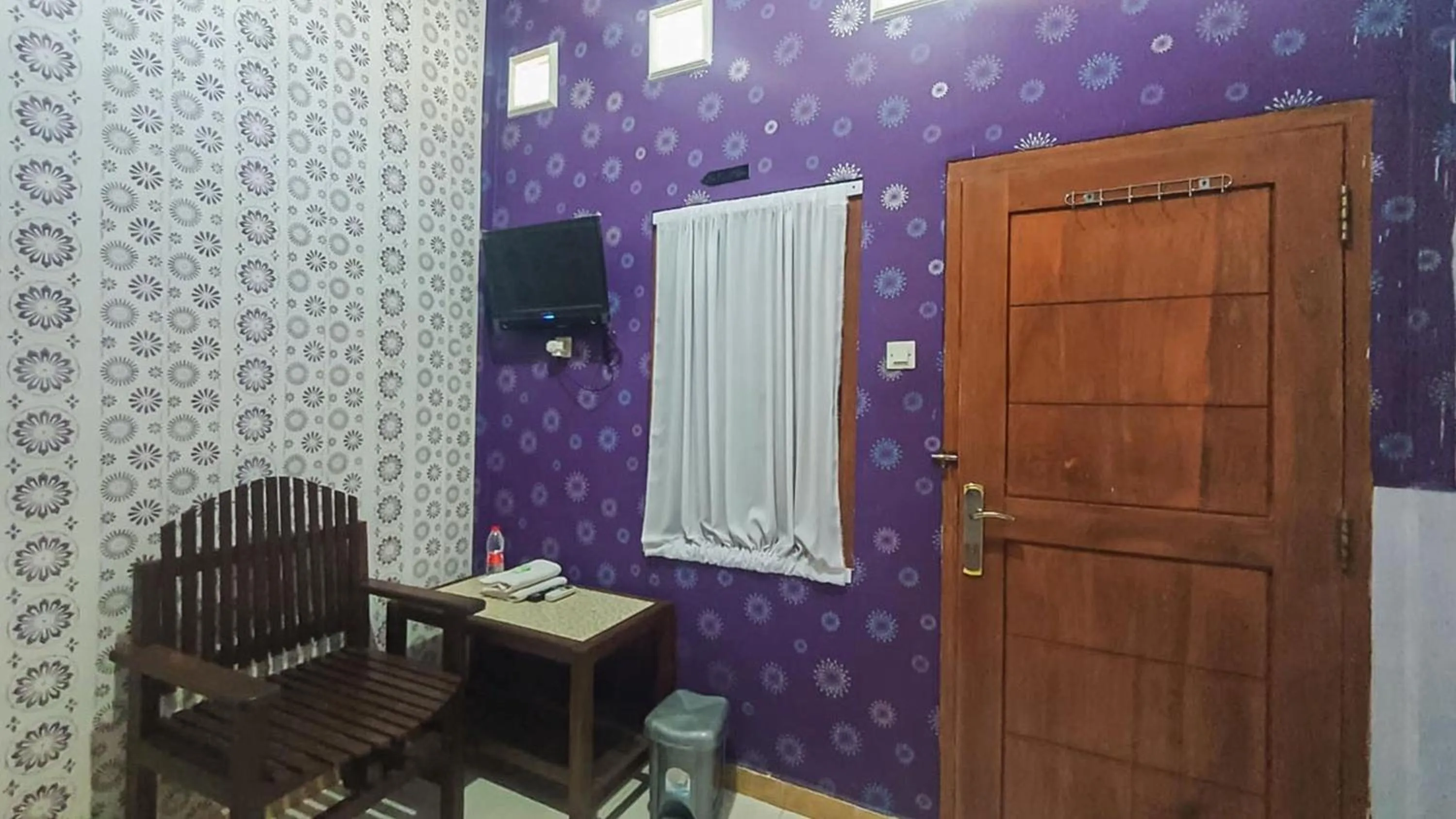 Seating area in RedDoorz Syariah at Banyu Asem Banyuwangi