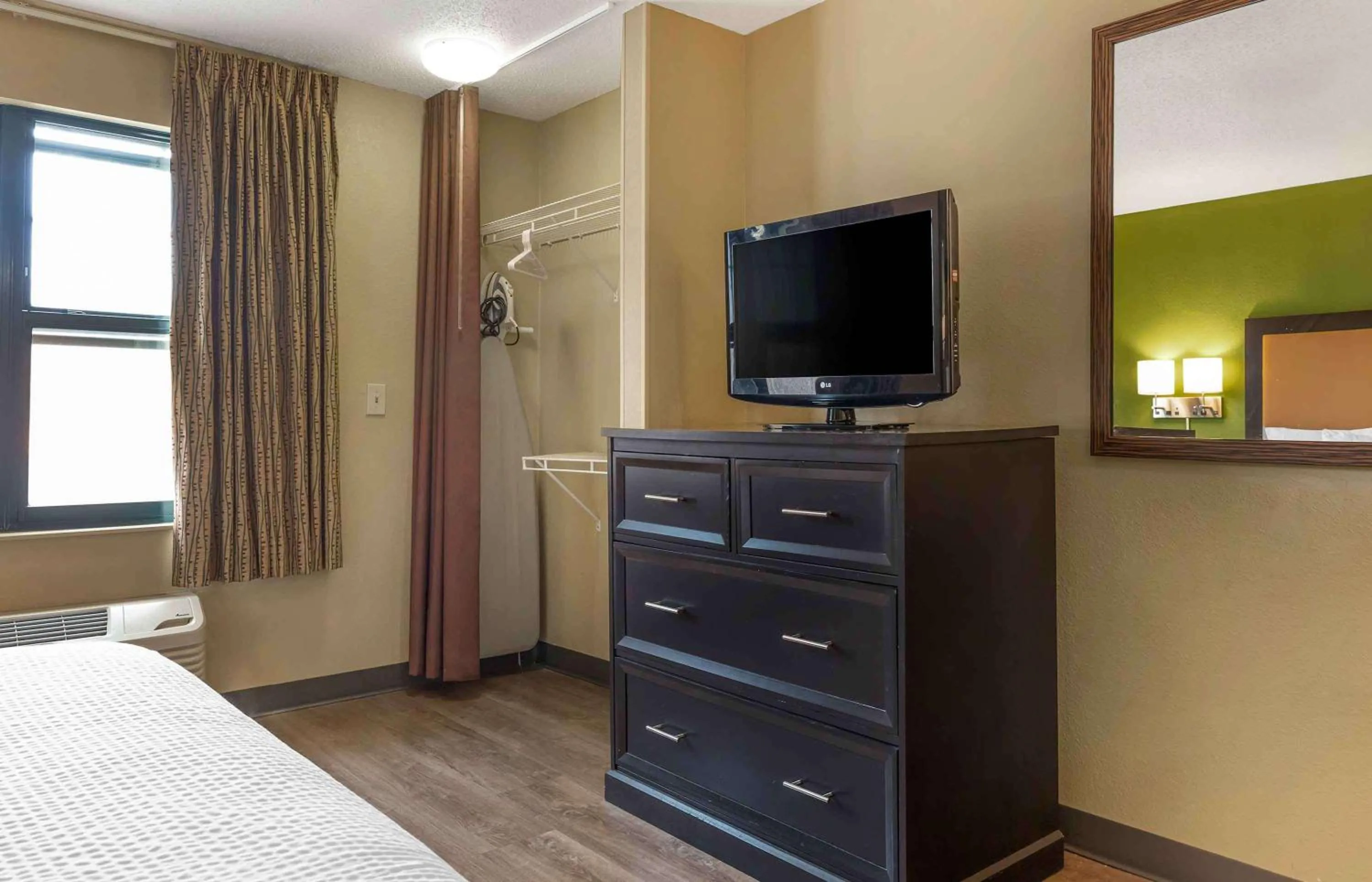 Bedroom, Bed in Extended Stay America Suites - Boston - Tewksbury