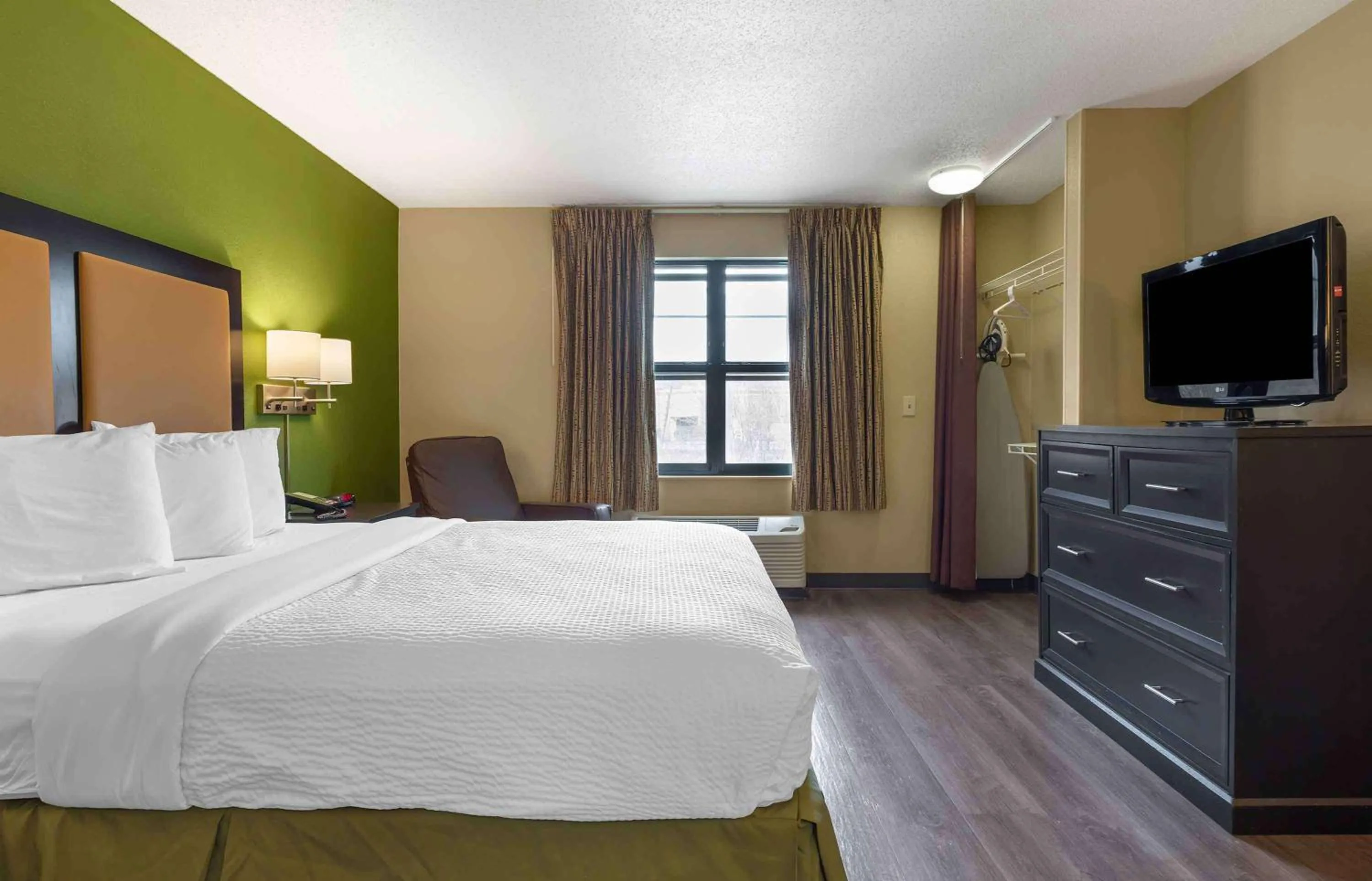 Bedroom, Bed in Extended Stay America Suites - Boston - Tewksbury