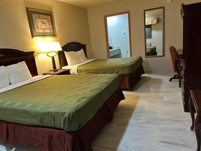 Bed in Howards Inn Motel