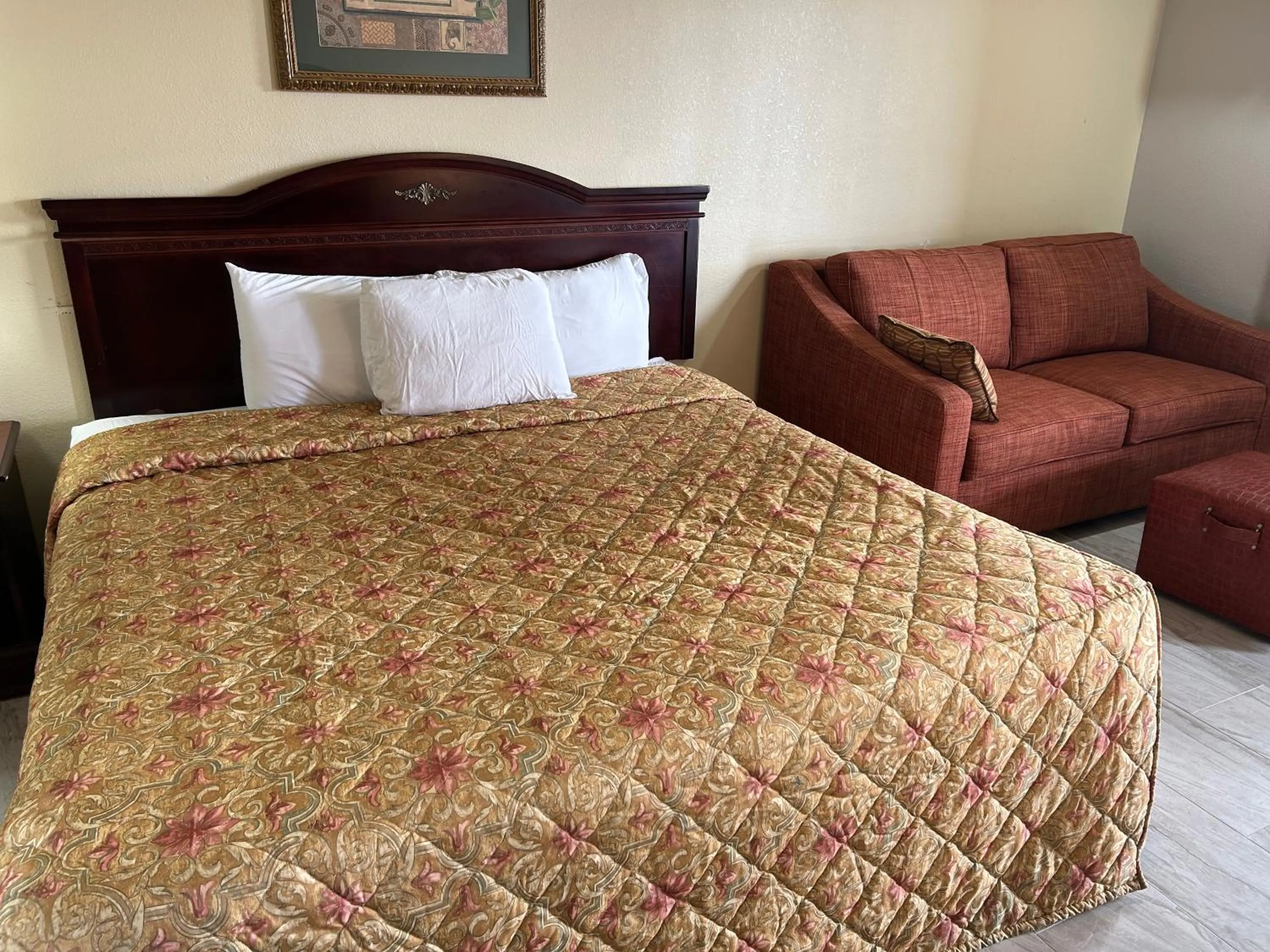 Bed in Howards Inn Motel