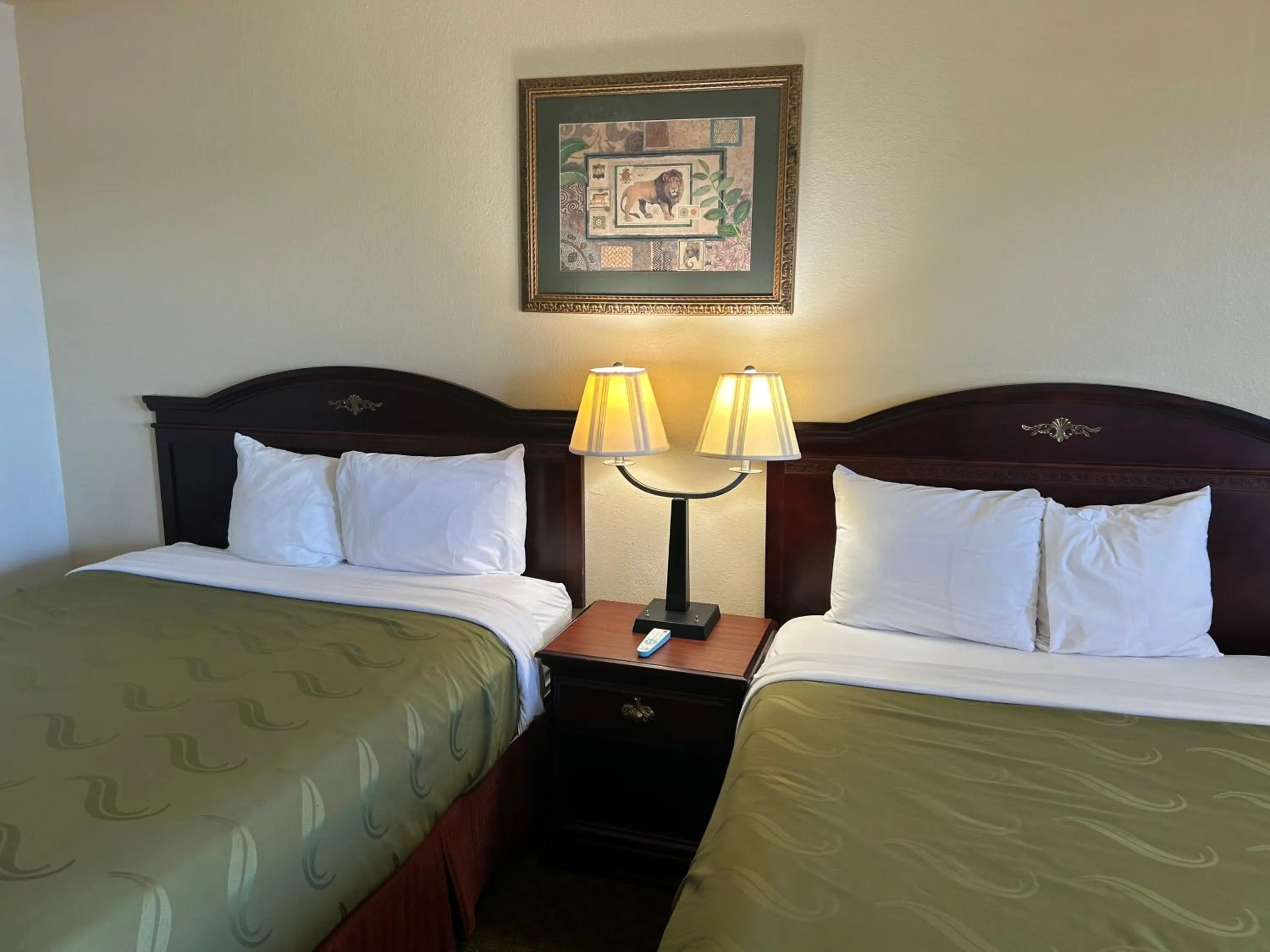 Bed in Howards Inn Motel